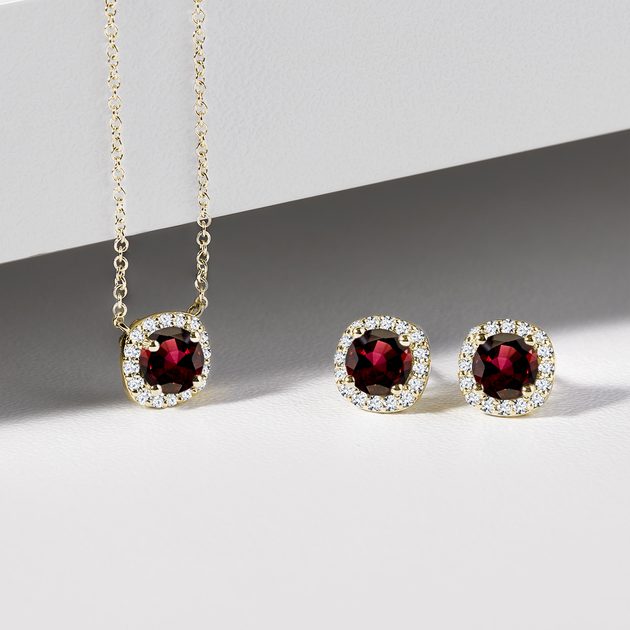 Yellow Gold Garnet and Diamond Necklace | KLENOTA