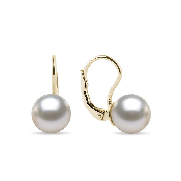 Featuring mirror-like lustrous baby akoya pearls set on yellow gold heart  earrings, the minimalist design expresses deep…