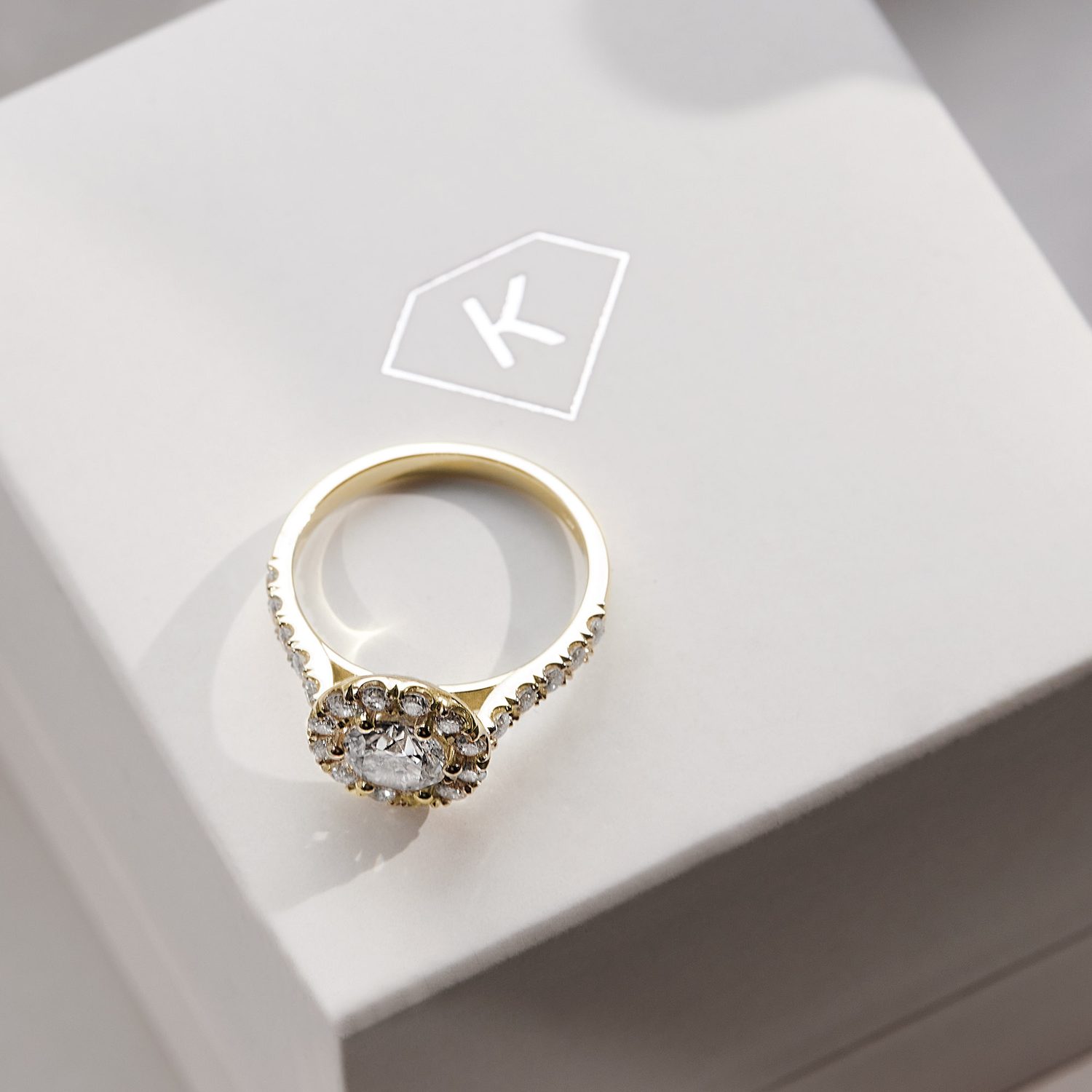 Verlobungsring mit Diamanten aus Gelbgold - KLENOTA