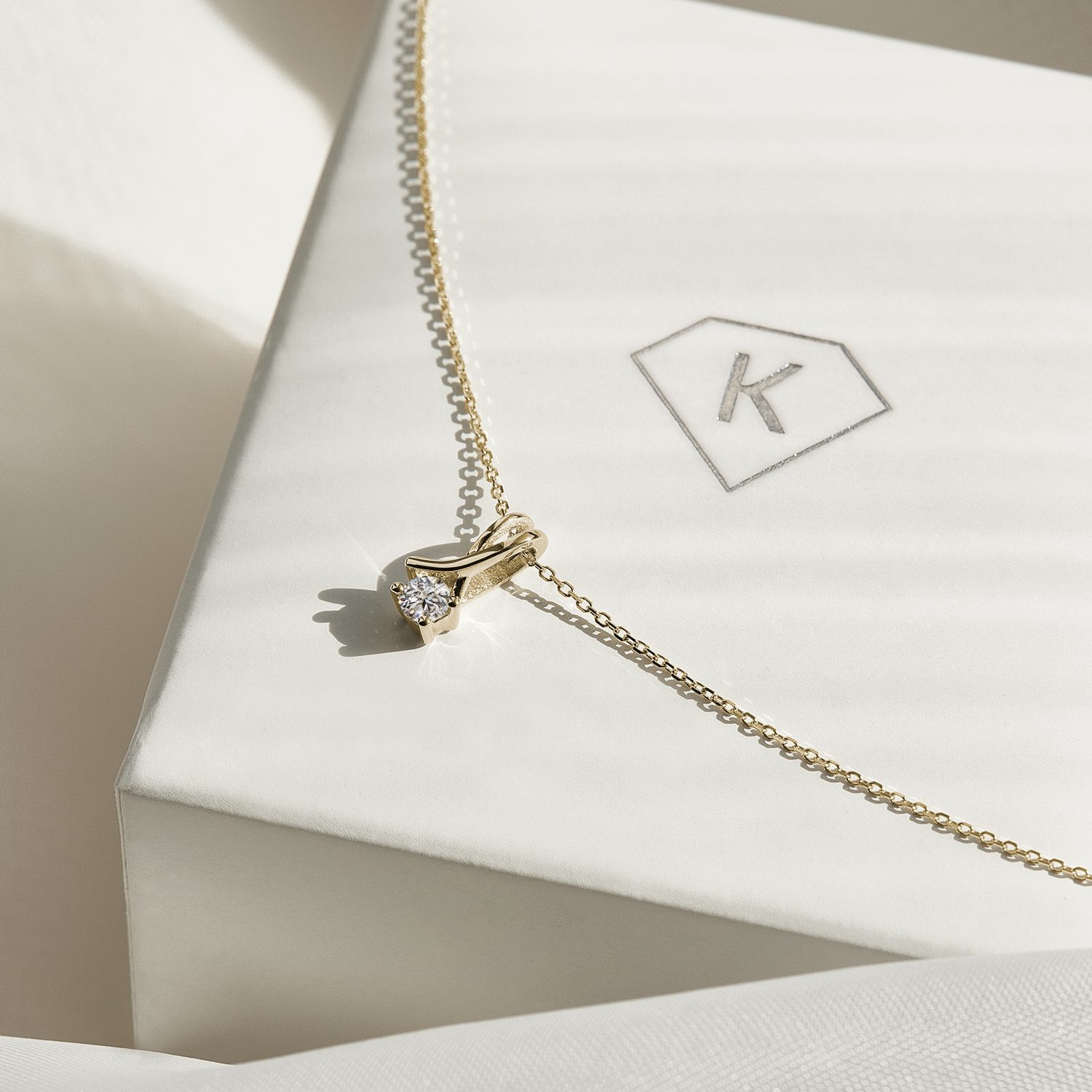 Gold necklace with ribbon and brilliant cut diamond - KLENOTA