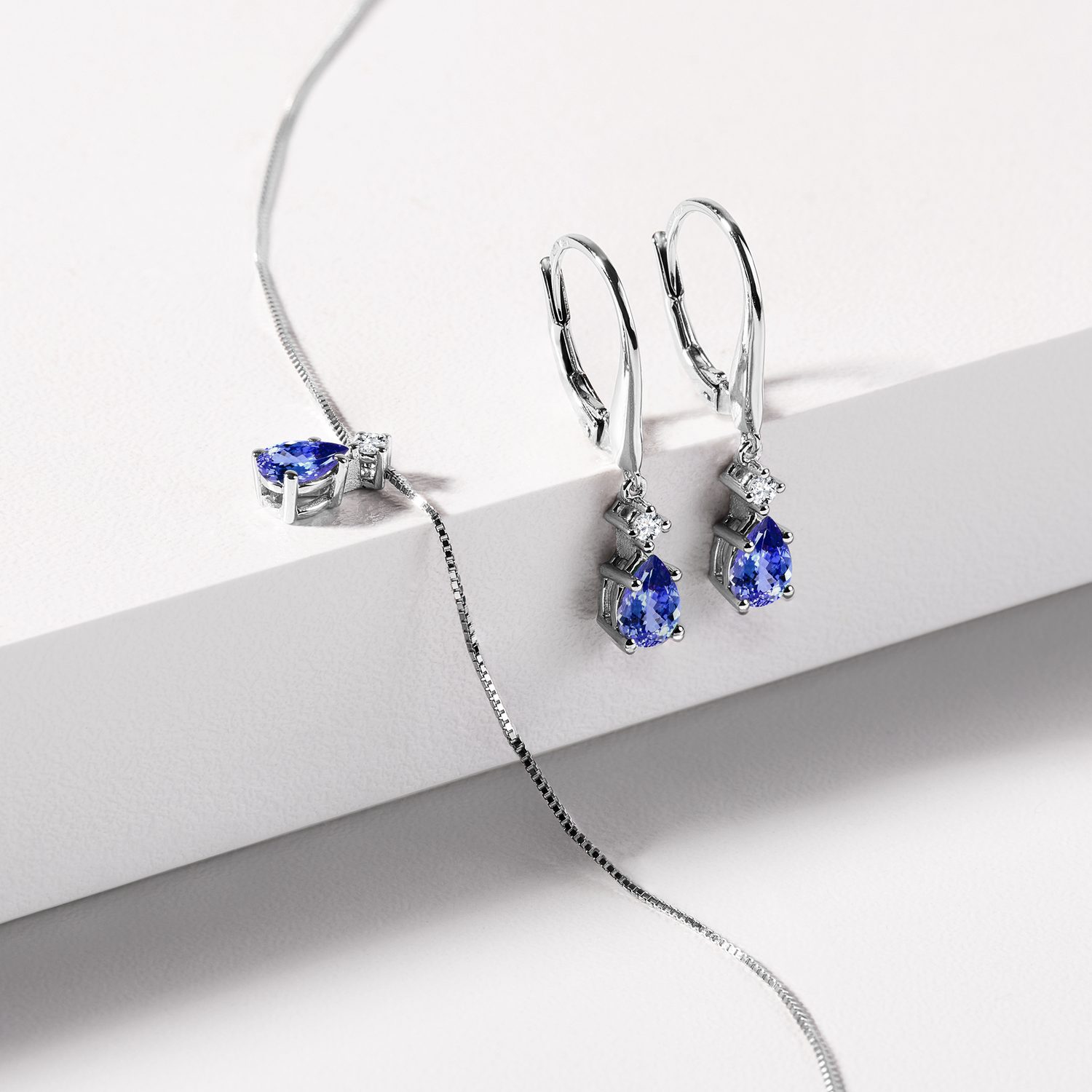 set of gold jewellery with tanzanites - KLENOTA