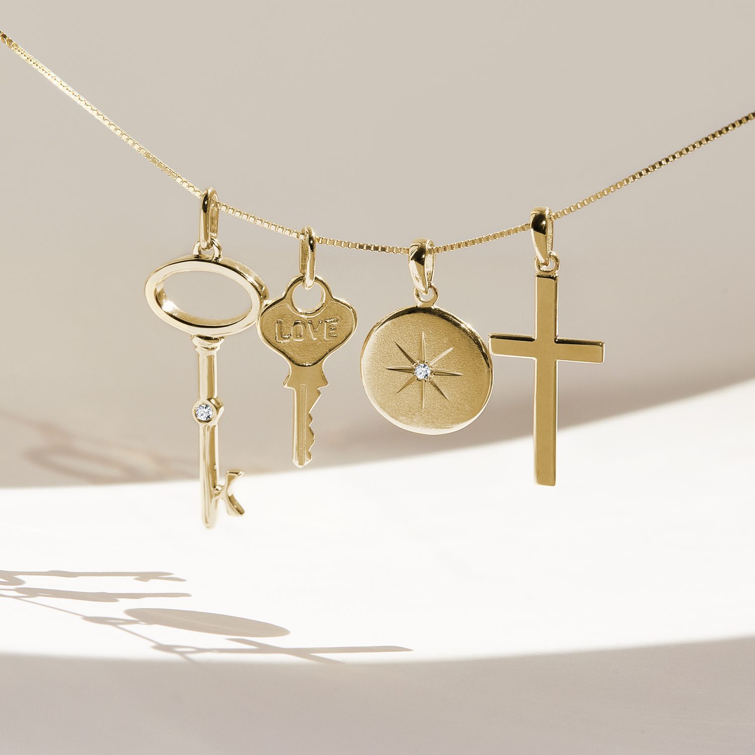 pendants for necklace in yellow gold - KLENOTA