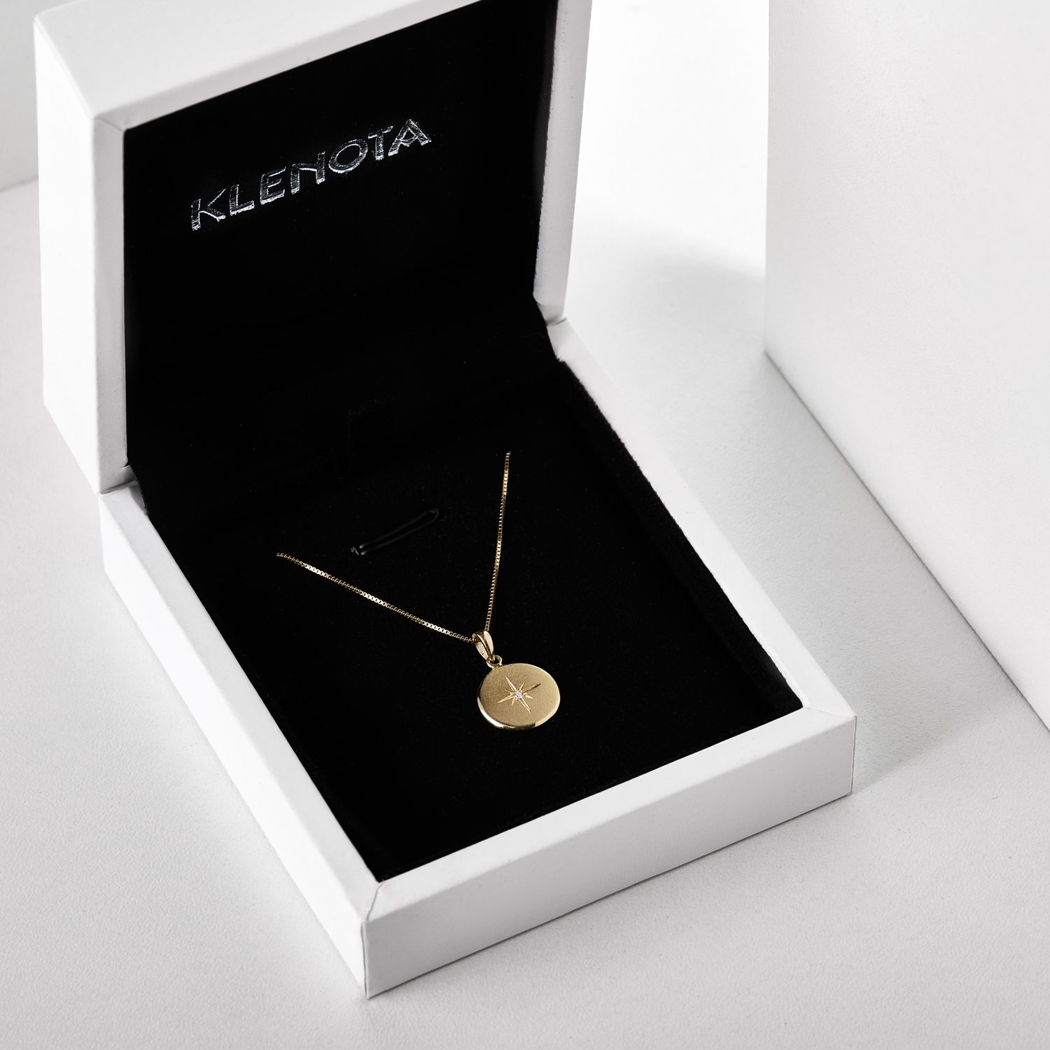 gold locket with diamond in yellow 14k gold - KLENOTA