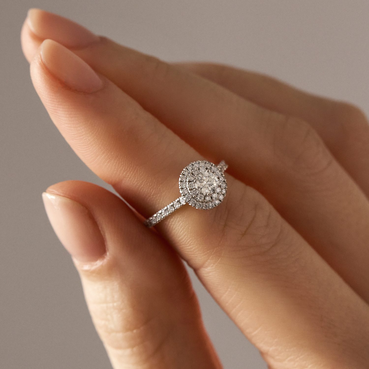 diamantový halo prsten ve žlutém 14k zlatě - KLENOTA