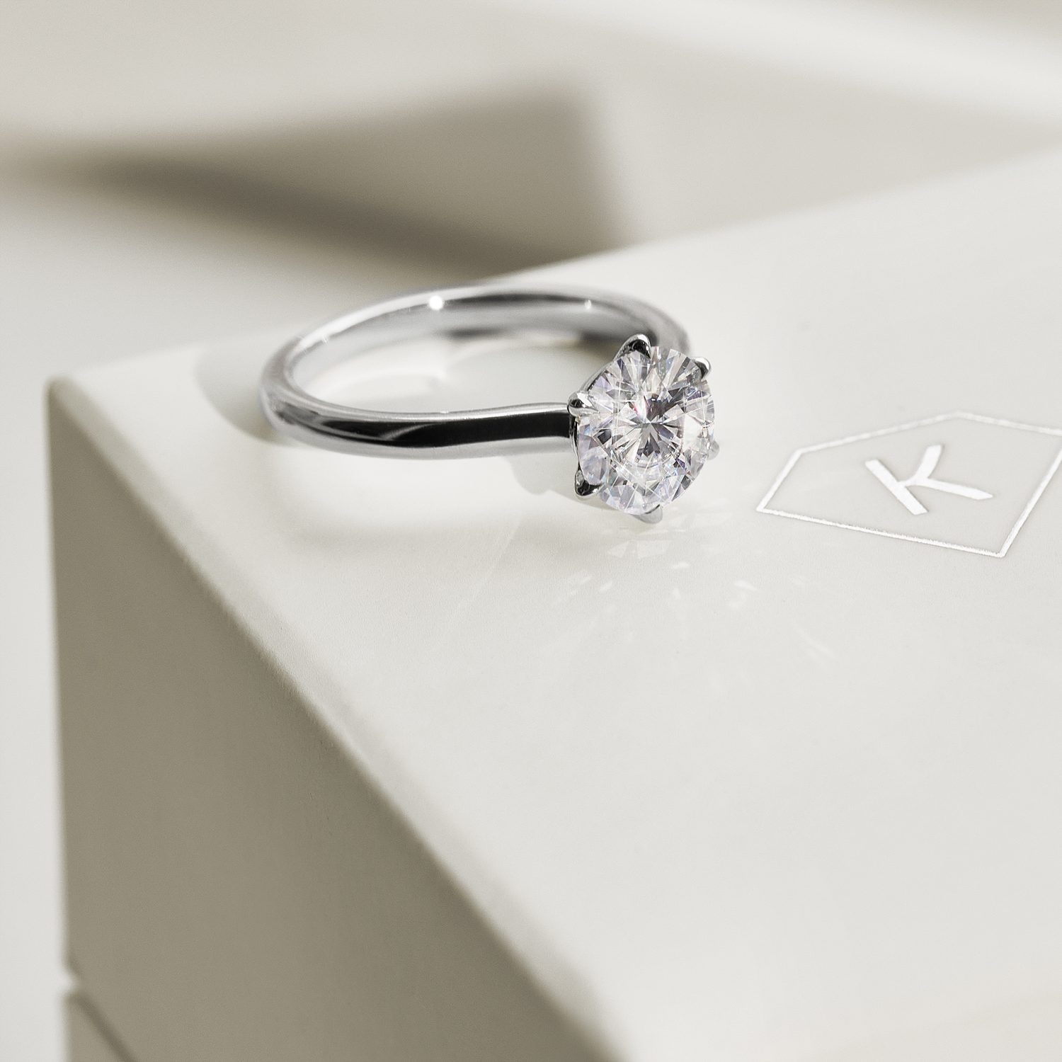 Klassischer Diamant-Verlobungsring aus Weißgold - KLENOTA