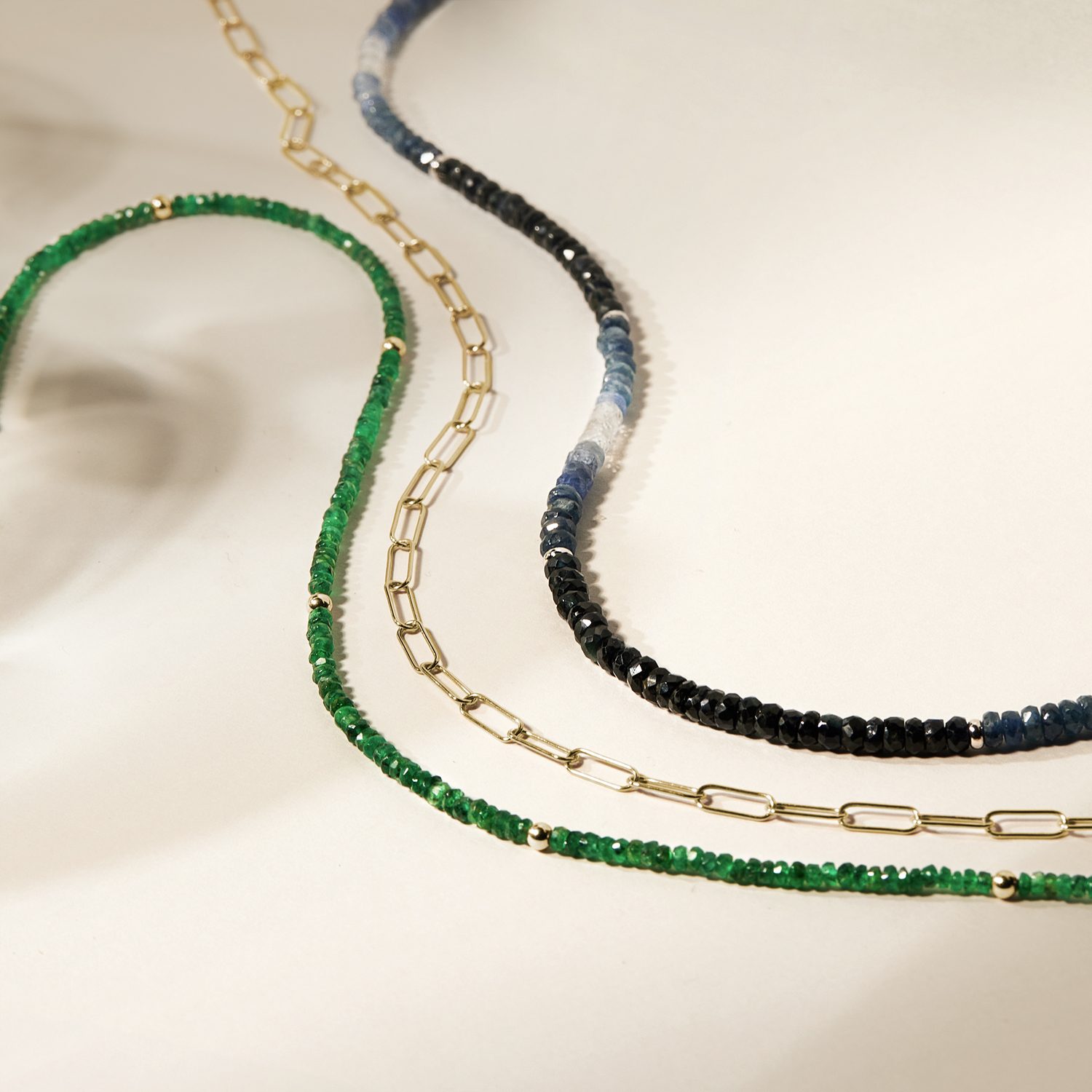 minerální šperky s broušenými safíry a smaragdy