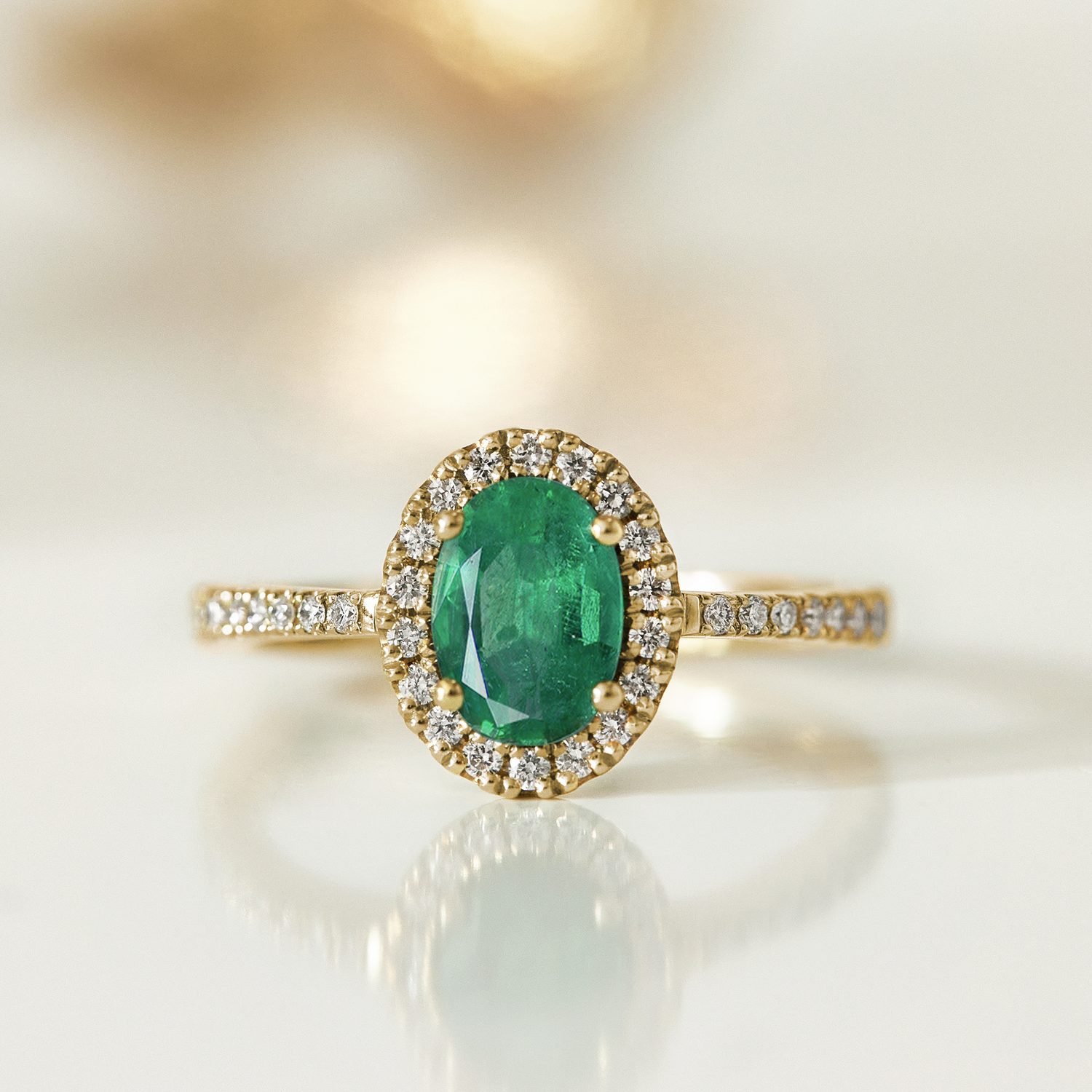 Luxury diamond ring with emerald - KLENOTA