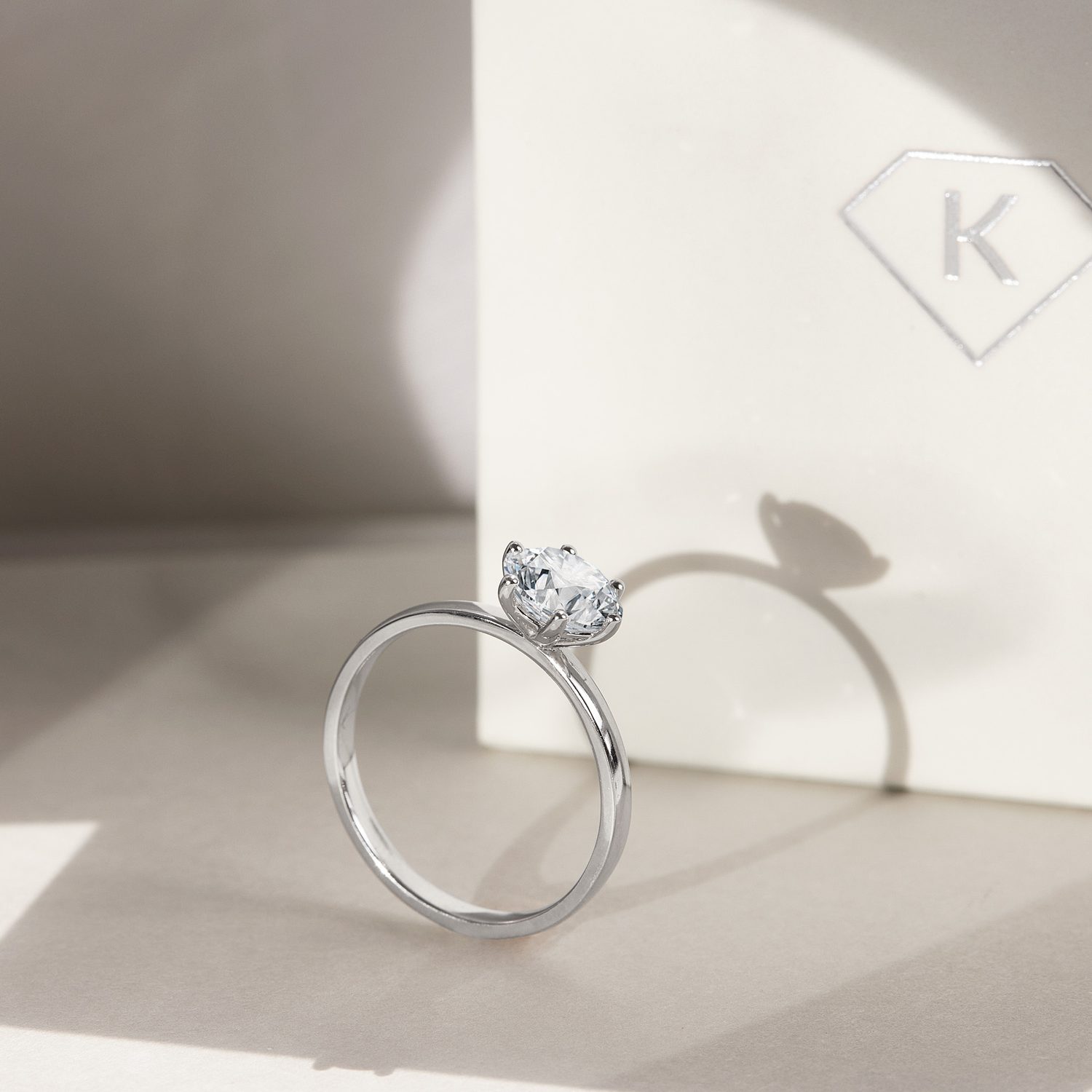 Klasický zásnubní prsten z bílého zlata - KLENOTA