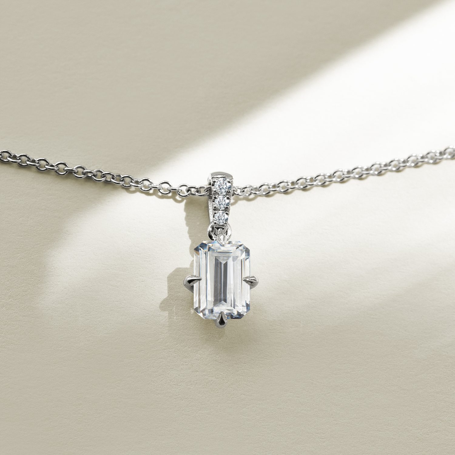 Náhrdelník s lab grown diamanty v brusu emerald