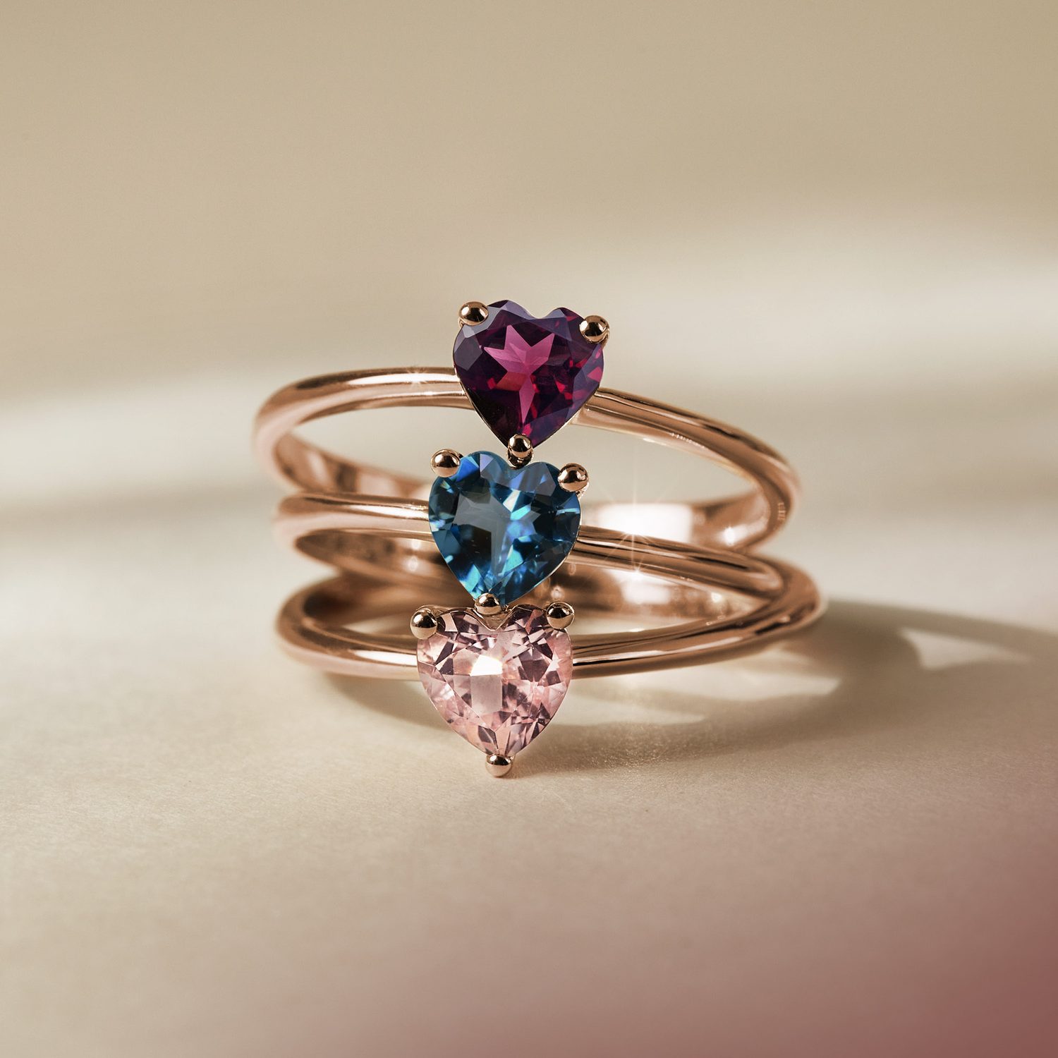 Prsteny s granáty ve tvaru srdce KLENOTA