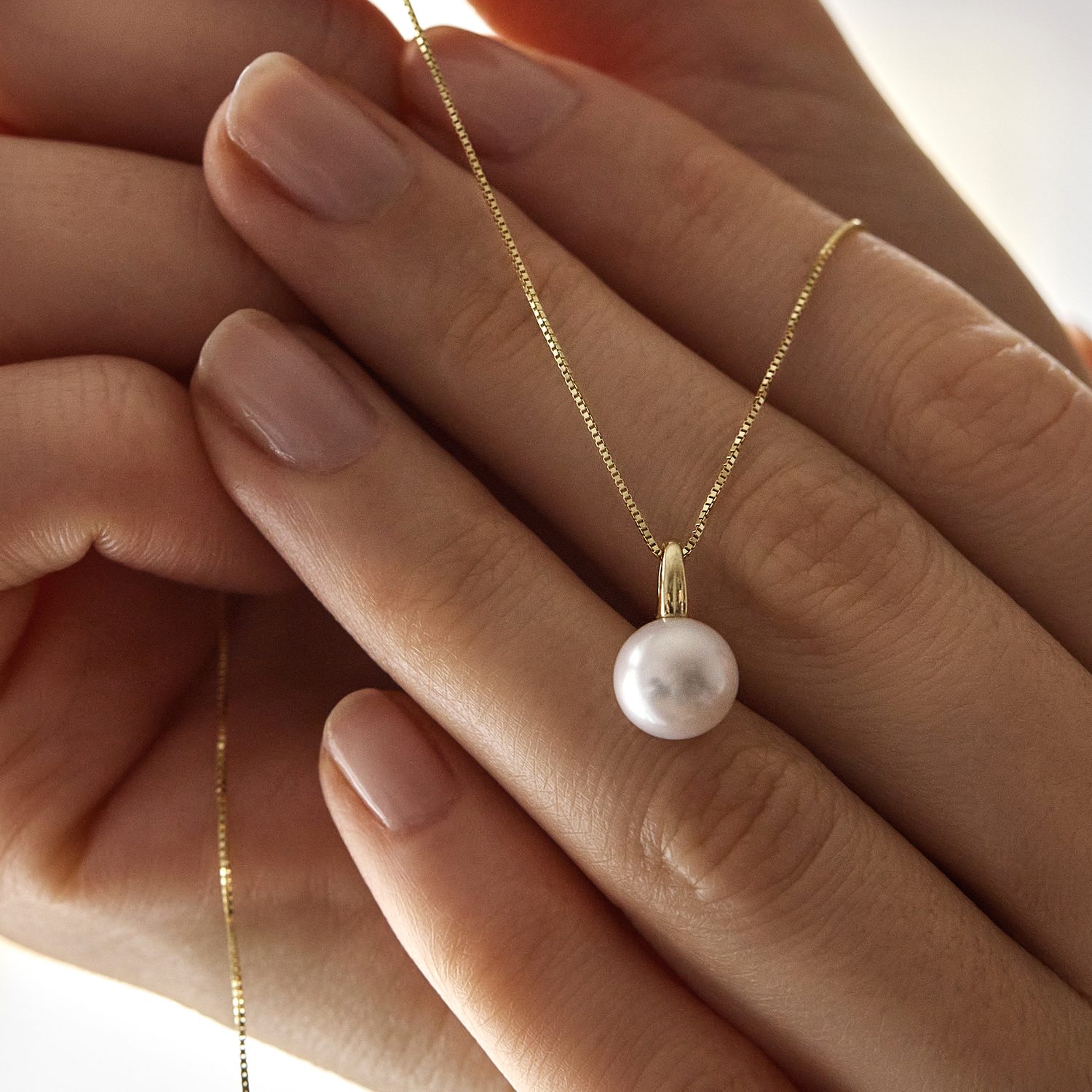 Necklace with a pearl in yellow 14k gold- KLENOTA