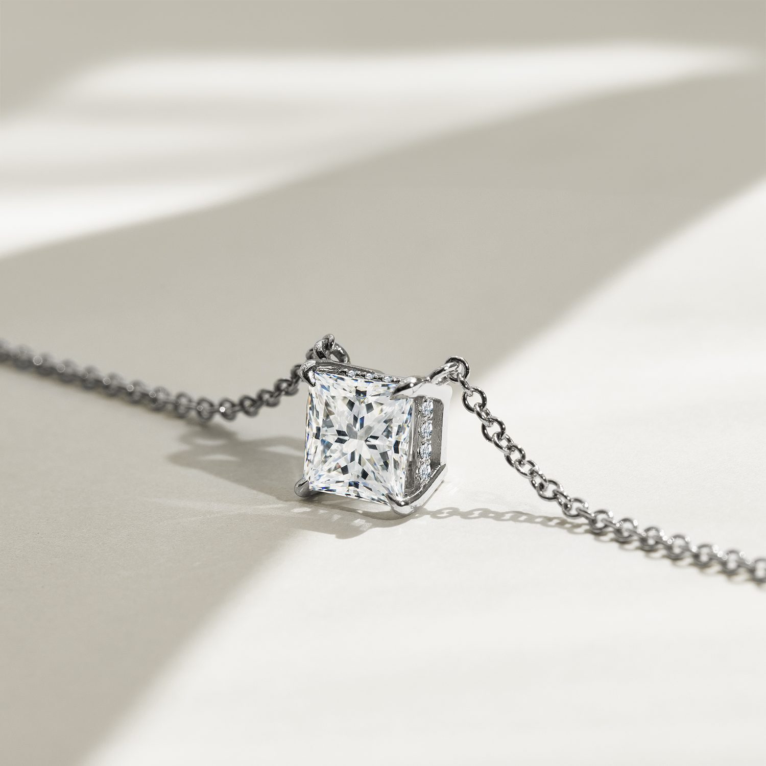 Zásnubní prsten s diamantem v brusu emerald