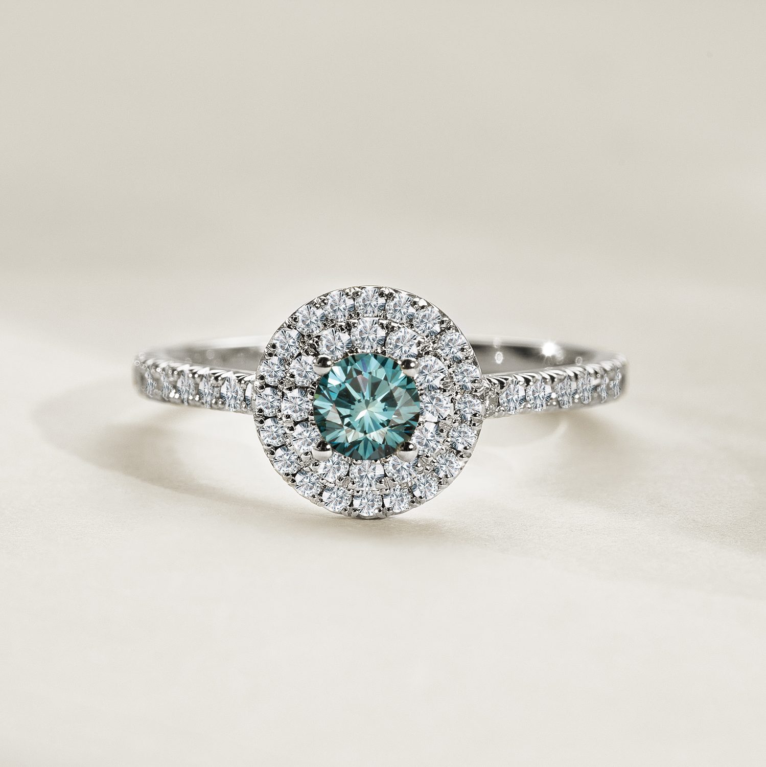 Luxusring aus Weißgold mit blauem Diamanten