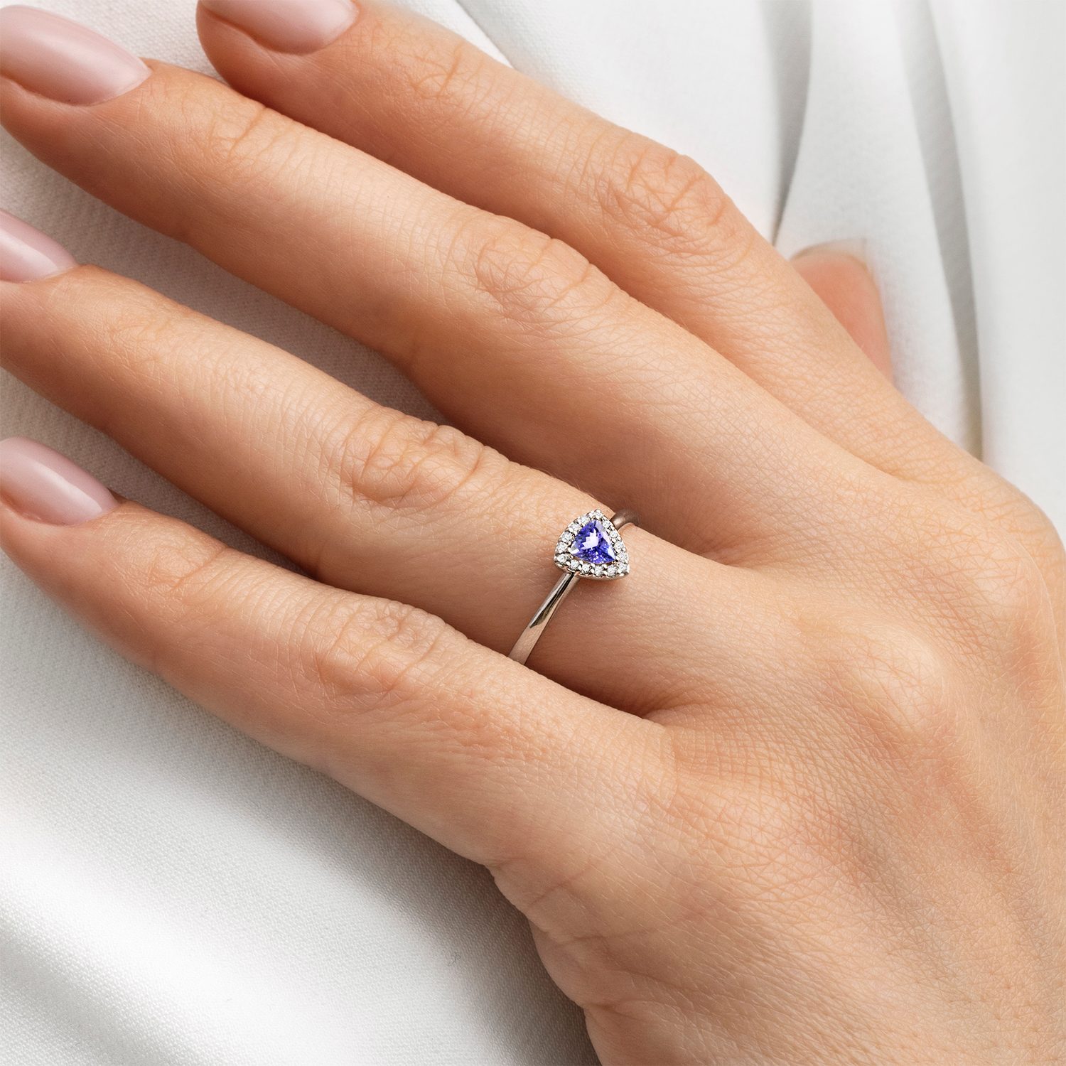 Tanzanite ring made of white 14K gold - KLENOTA