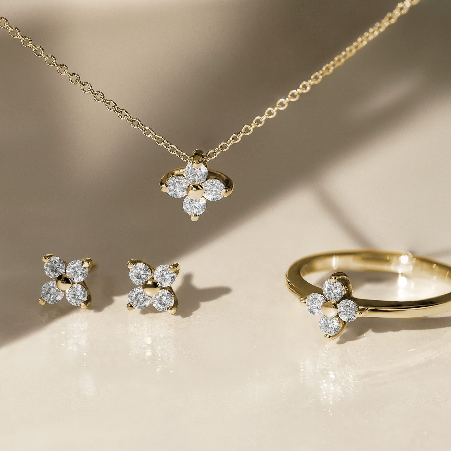 set of diamond jewellery made of gold - KLENOTA