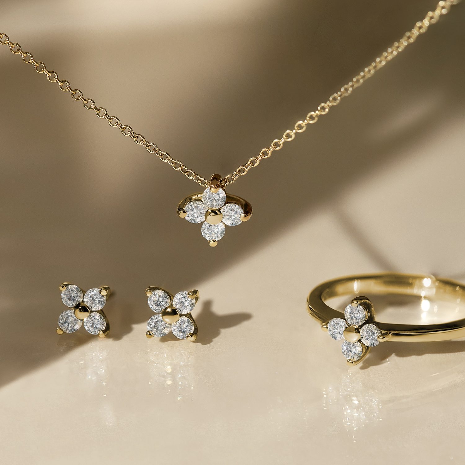 set of gold jewellery with diamonds - KLENOTA