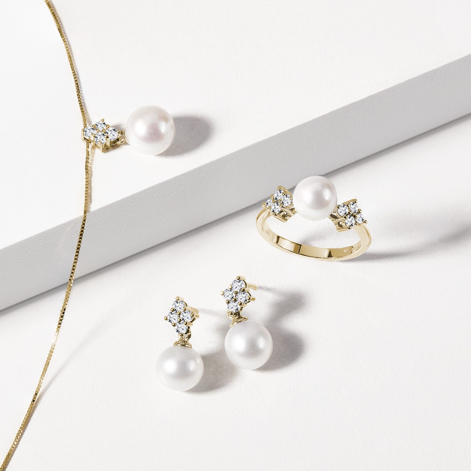Schmuck aus Gelbgold und Perlen - KLENOTA