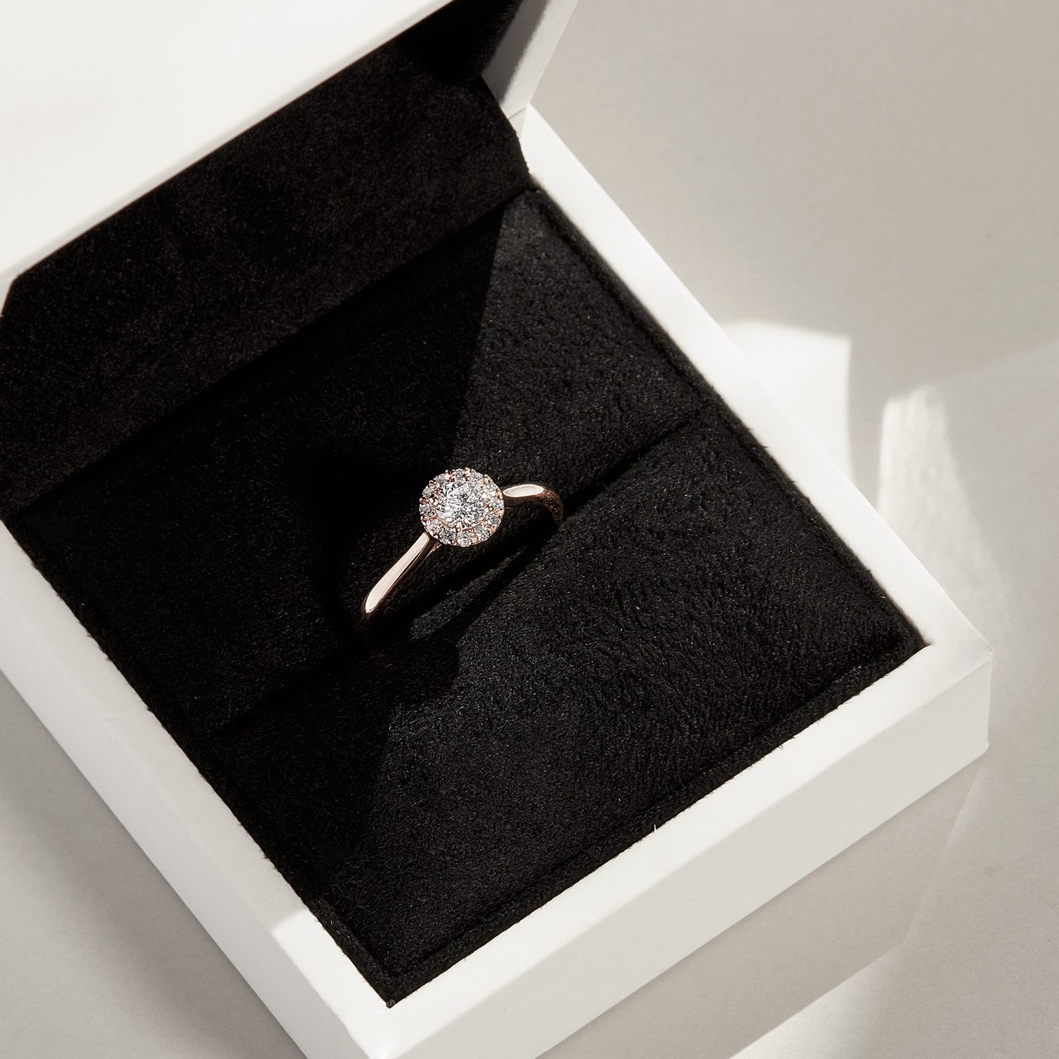 diamantový zásnubní prsten halo v bílém zlatě - KLENOTA