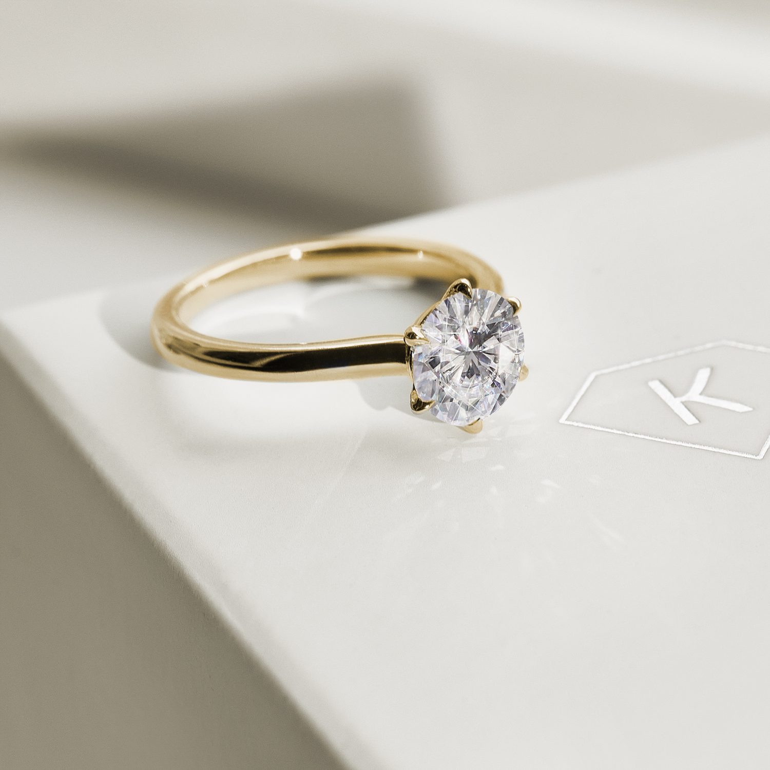 Luxusní zásnubní prsten s lab grown diamantem v brusu kapka - KLENOTA