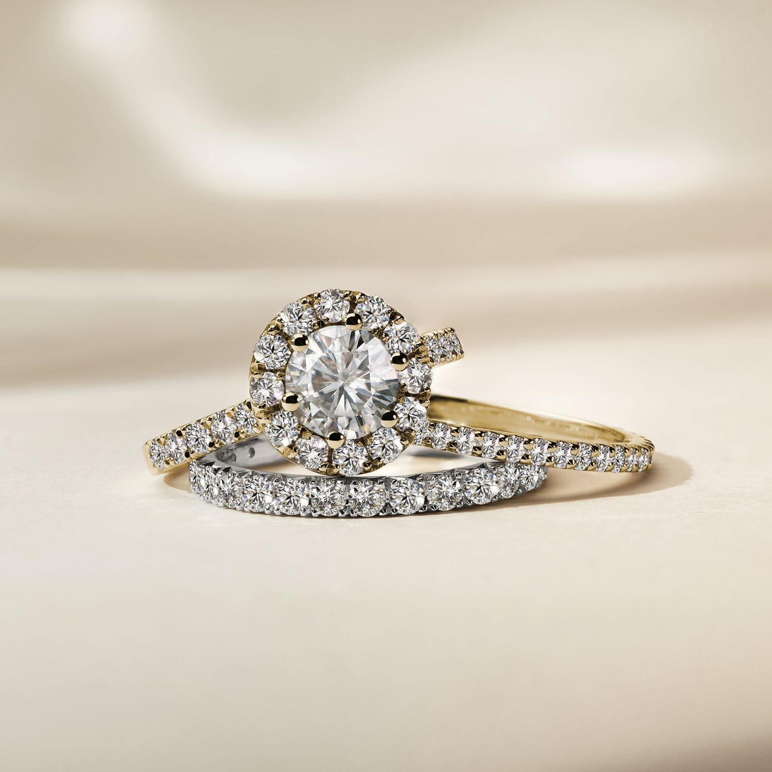 zásnubní prsten s diamanty v halo designu KLENOTA