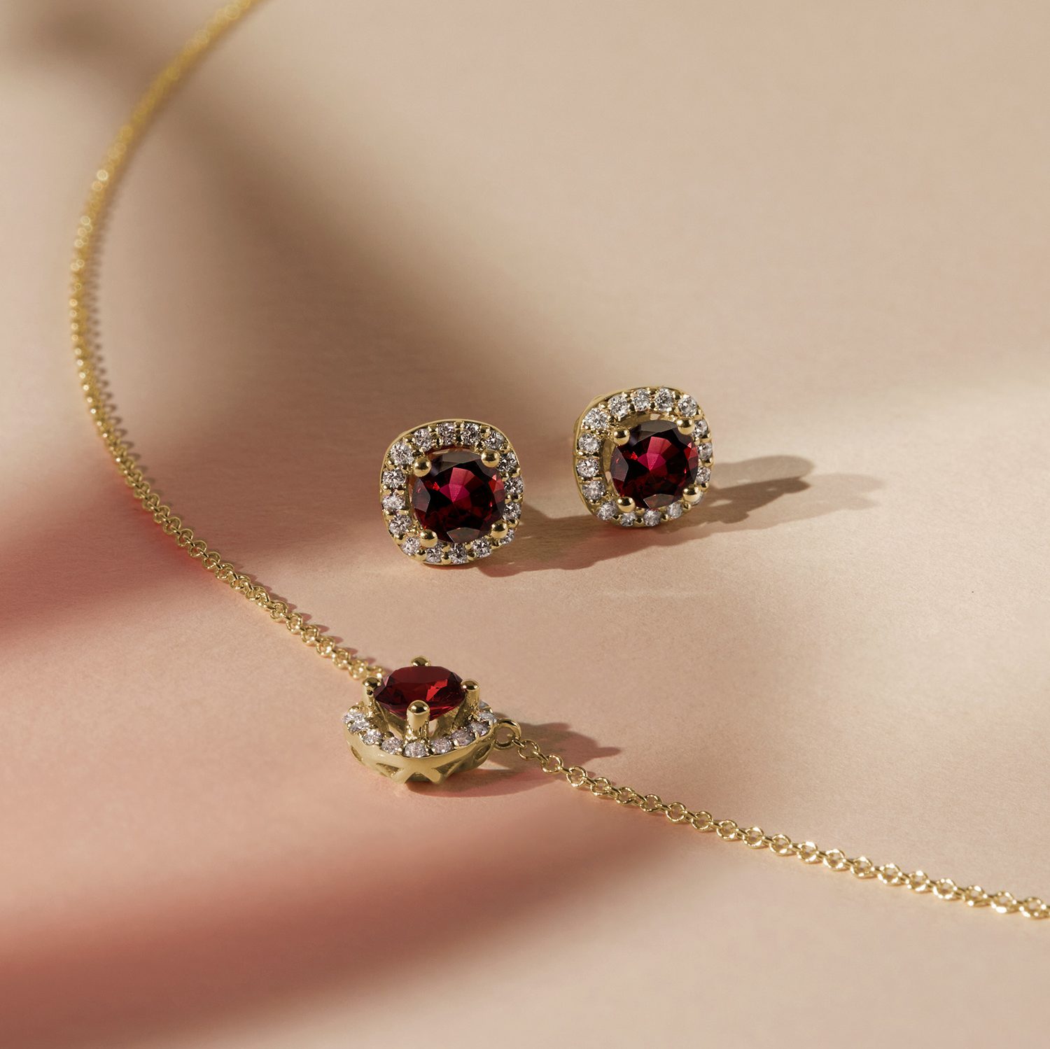Set náhrdelníku a náušnic s granáty