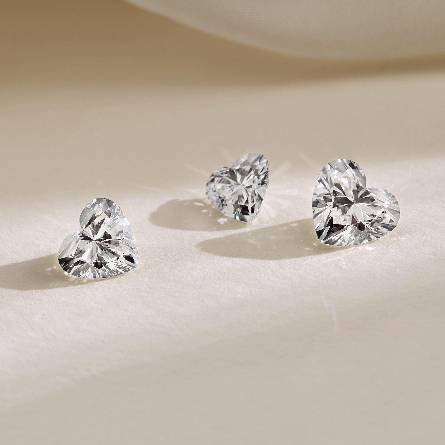 Náhrdelníky s drahokamy ve tvaru srdce KLENOTA