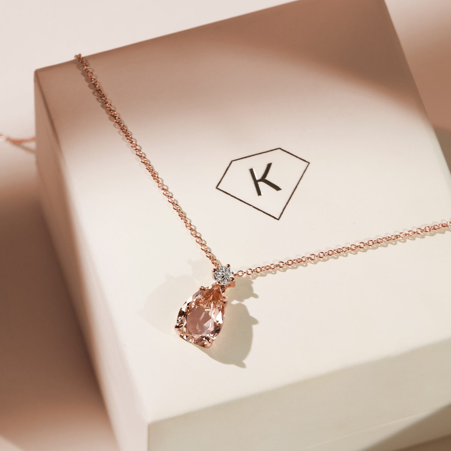 Halskette aus Roségold mit Morganit und Diamant mit Brillantschliff - KLENOTA