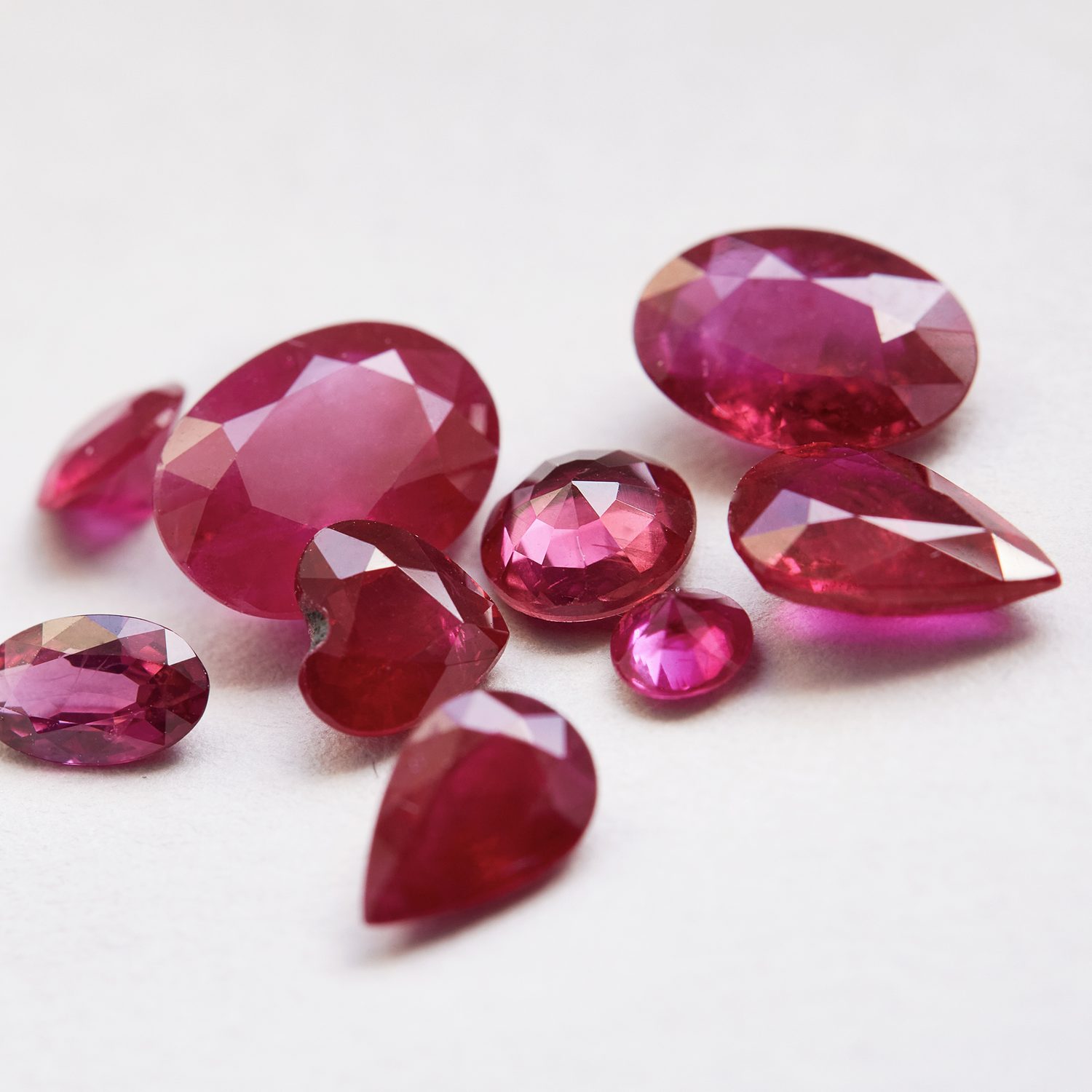 Rubín ve fancy brusech