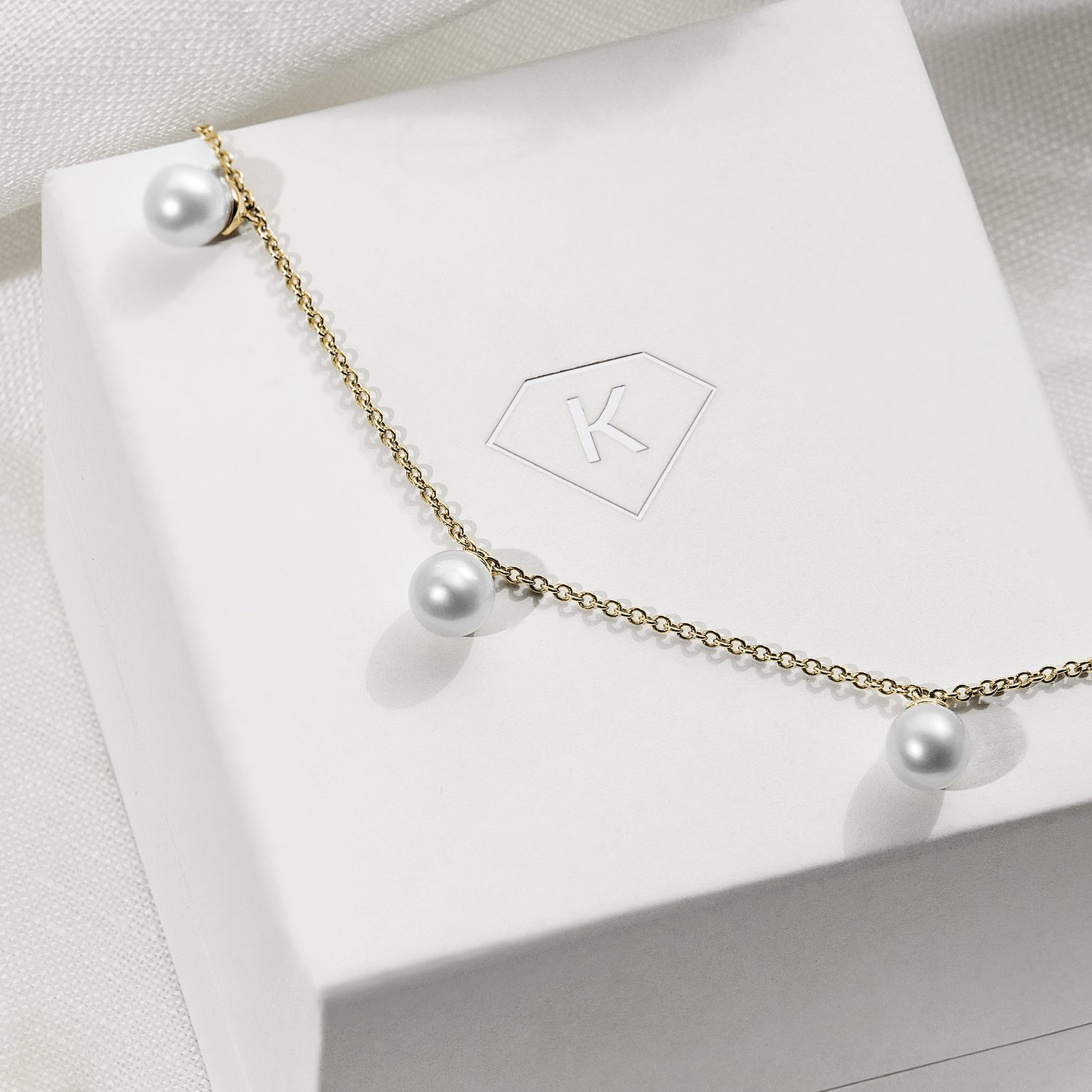 Fine pearl necklace in yellow 14k gold KLENOTA