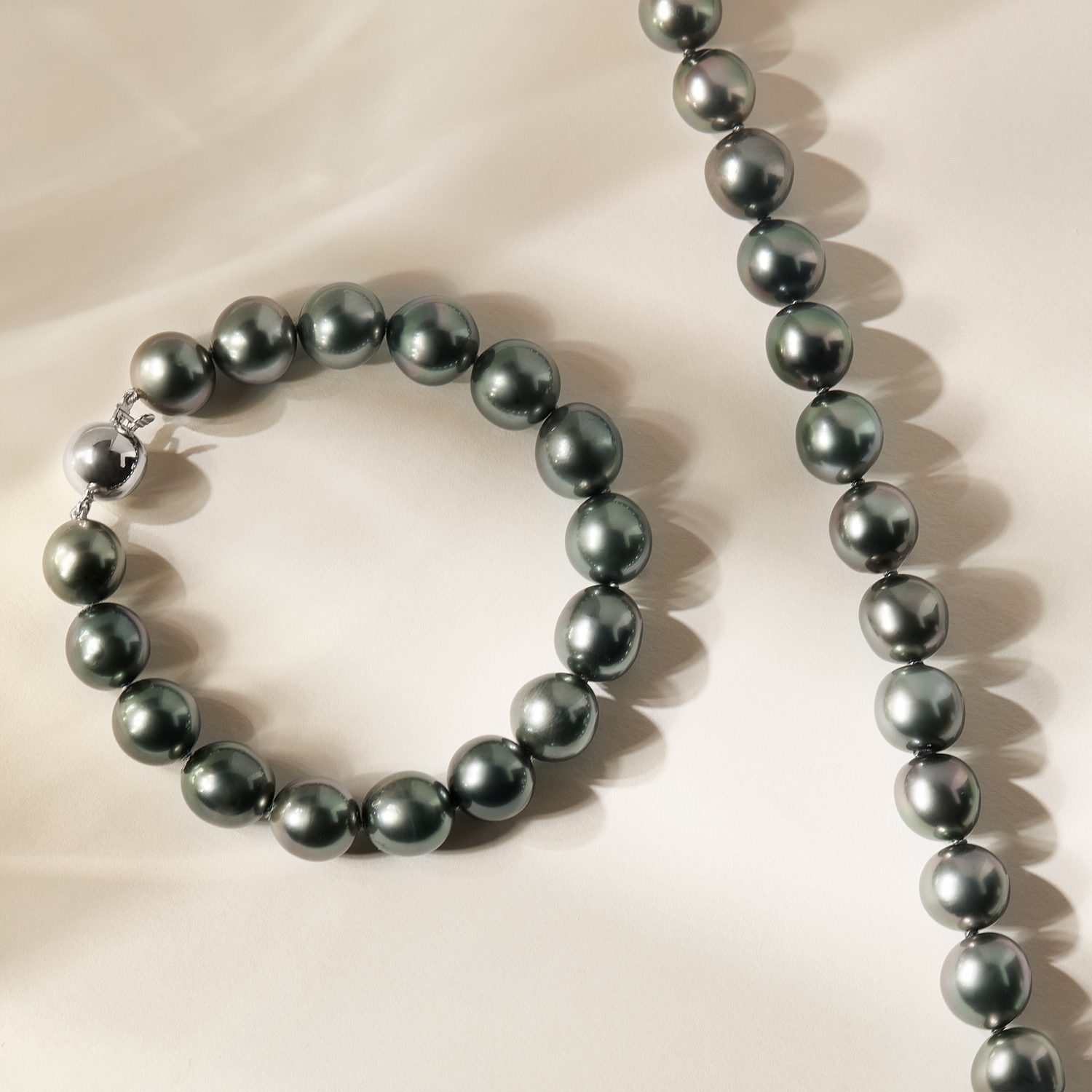 Mineralisches Collier mit schwarzem Diamanten und Tahiti-Perle - KLENOTA