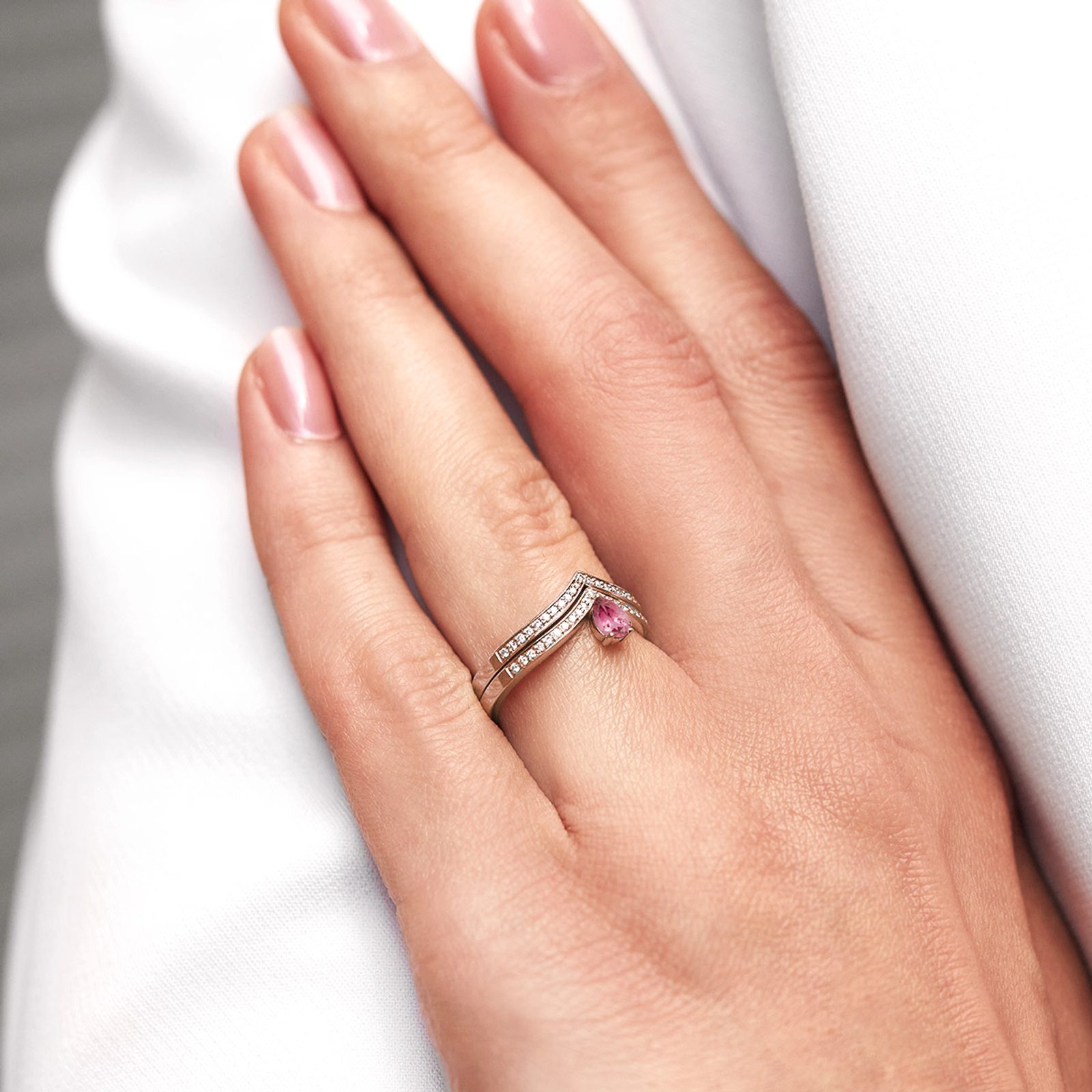 Bague en or rose avec diamant rose et diamants KLENOTA