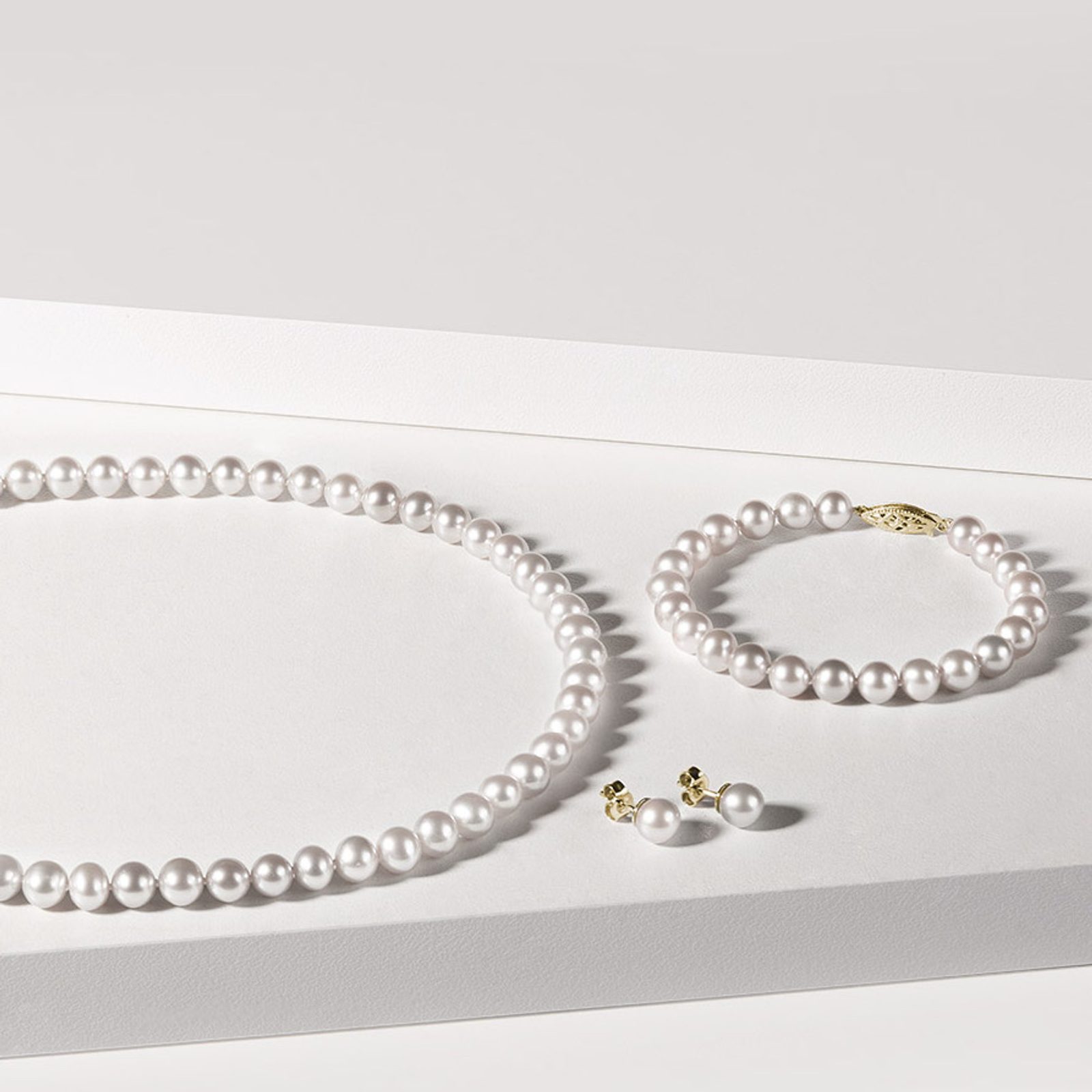 White Freshwater Pearl Bracelet in Yellow Gold - Main Image