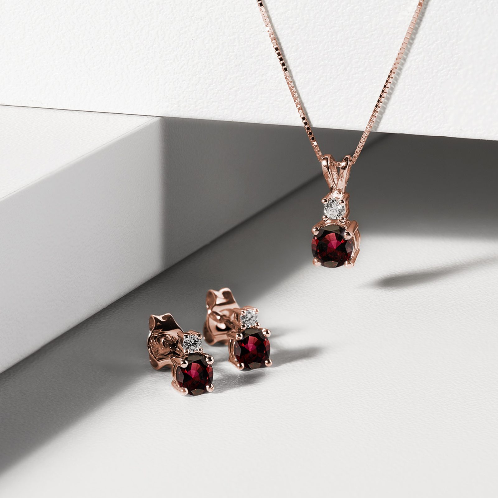Garnet necklace in 14k rose gold