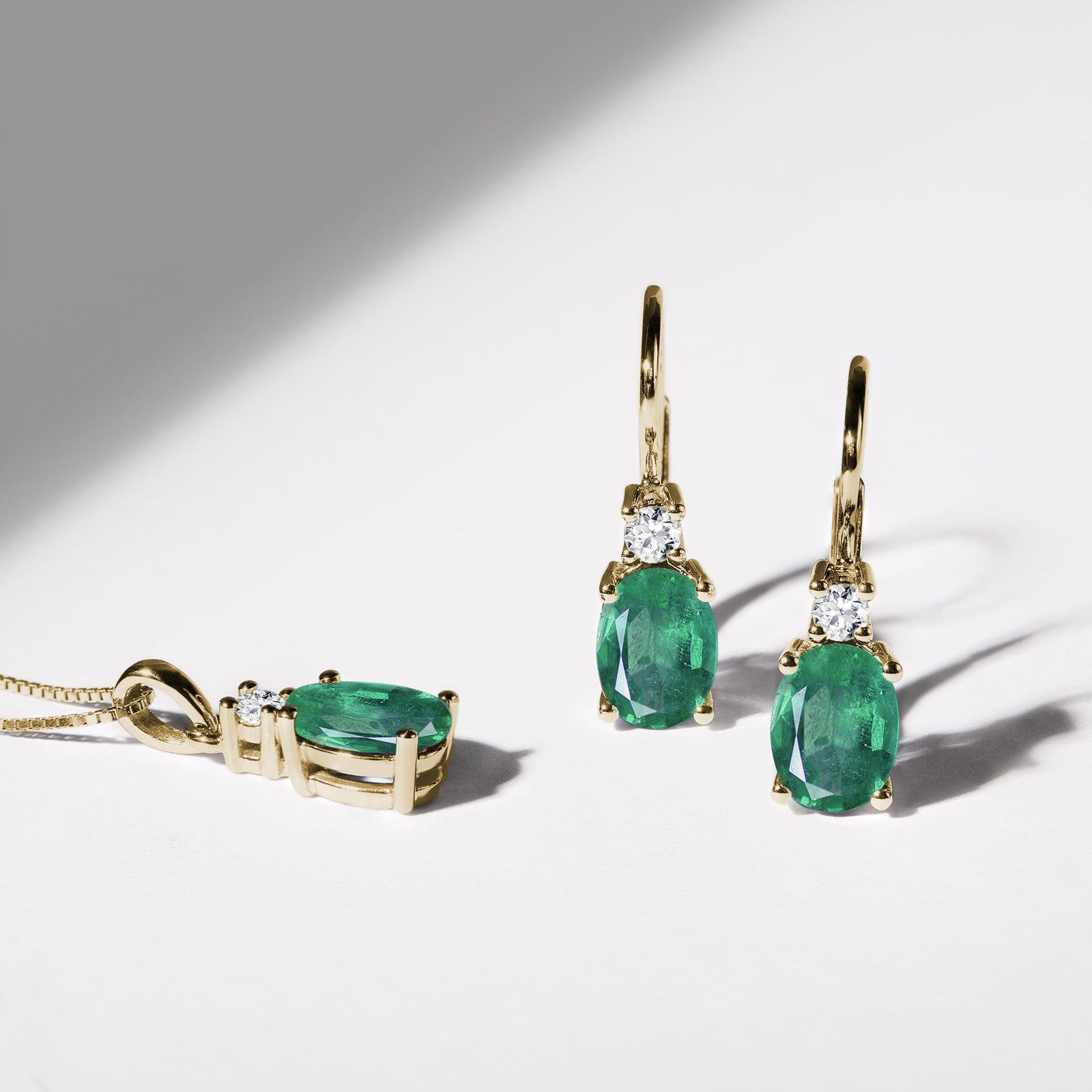 Bague Et Boucles D'oreilles En Or Jaune 18 Carats Avec émeraudes Et Diamants - Taille 53 - Occasion