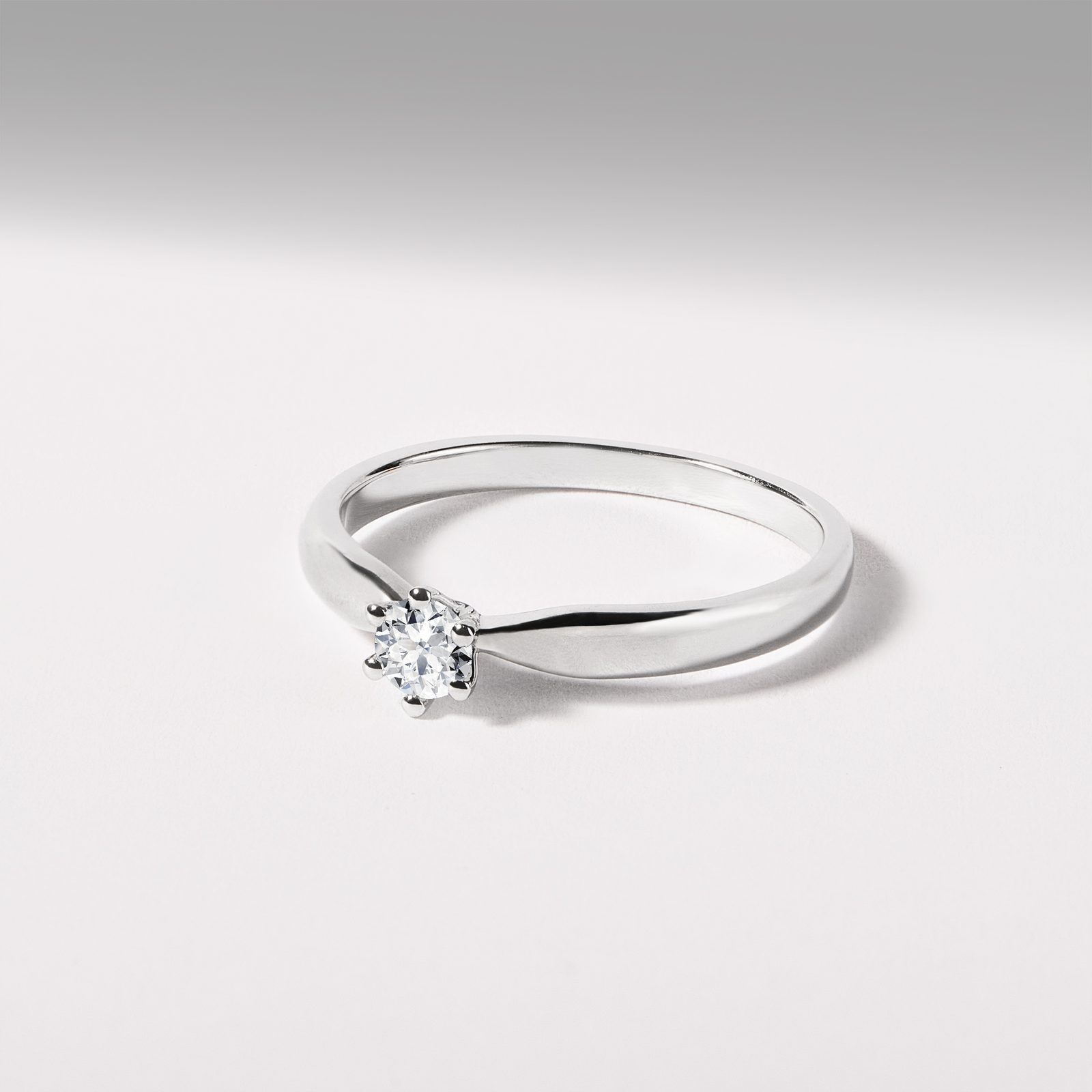 Classic Engagement Ring in White Gold with Diamond