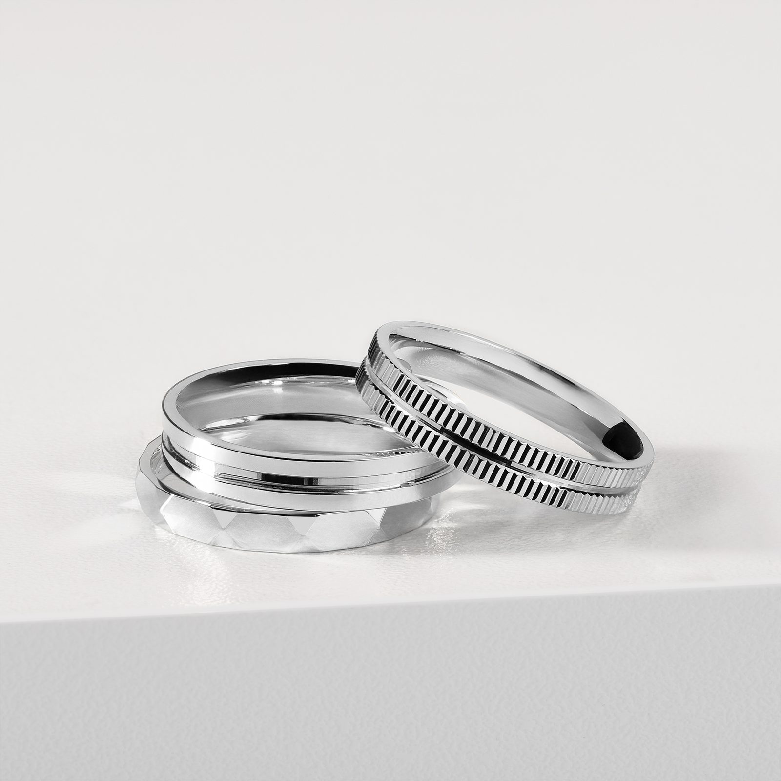 Inconspicuous Rings Men's Center Groove Ring in White Gold | KLENOTA