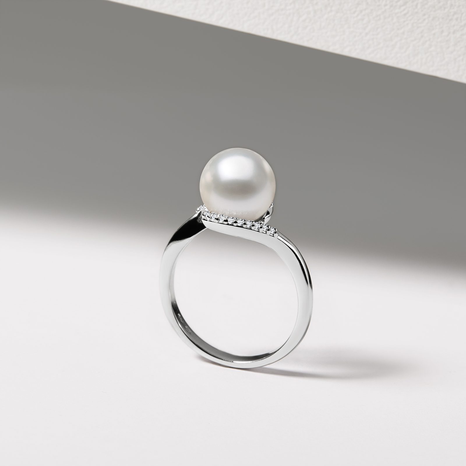 Akoya Pearl and Diamond Ring in White Gold | KLENOTA