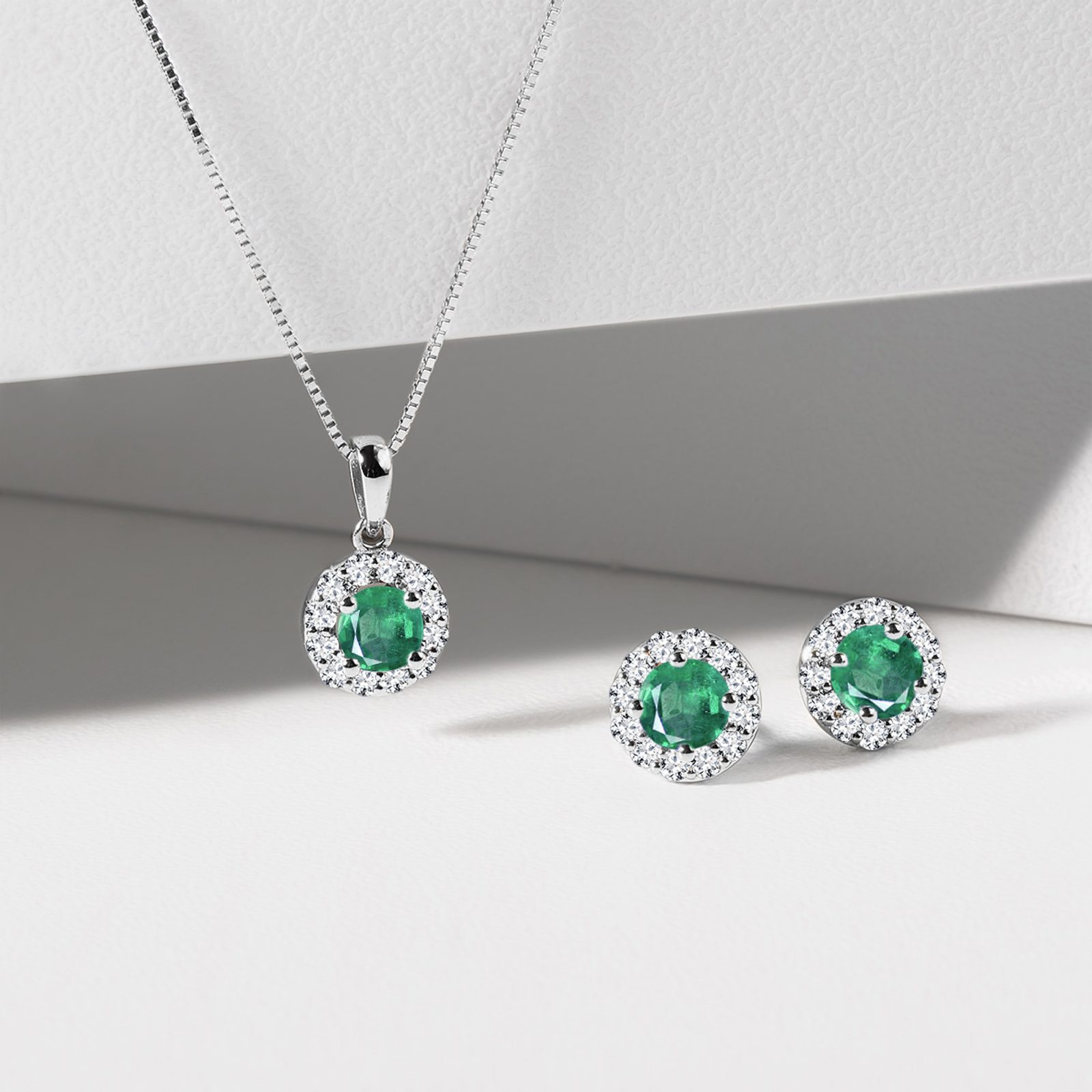 1.98 ct Trillion Tanzanite Necklaces with 0.17 cttw Diamond