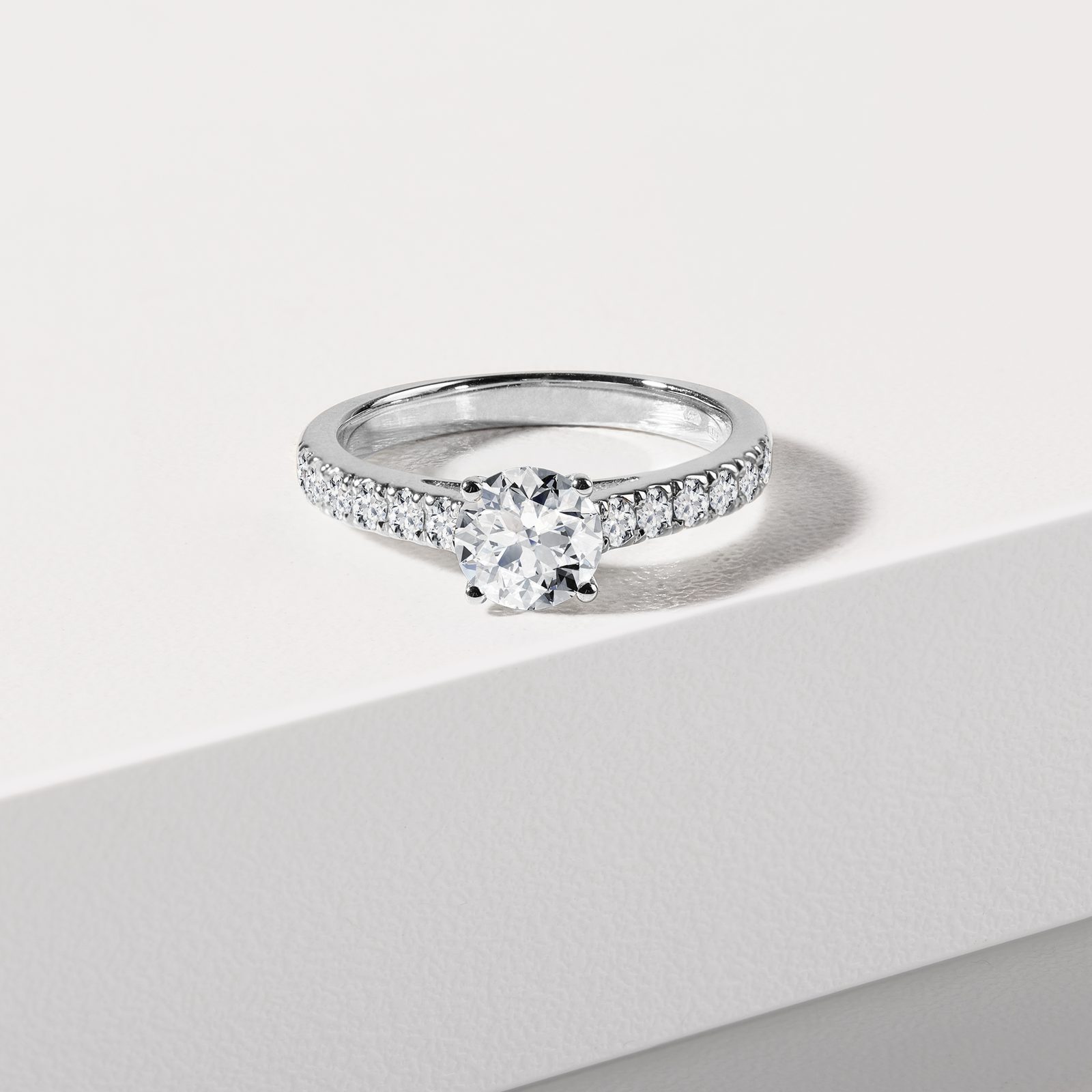Bague De Fiançailles Or Blanc 14k Avec Diamants Simulés Et Saphirs - Taille Ajustable - Neuf