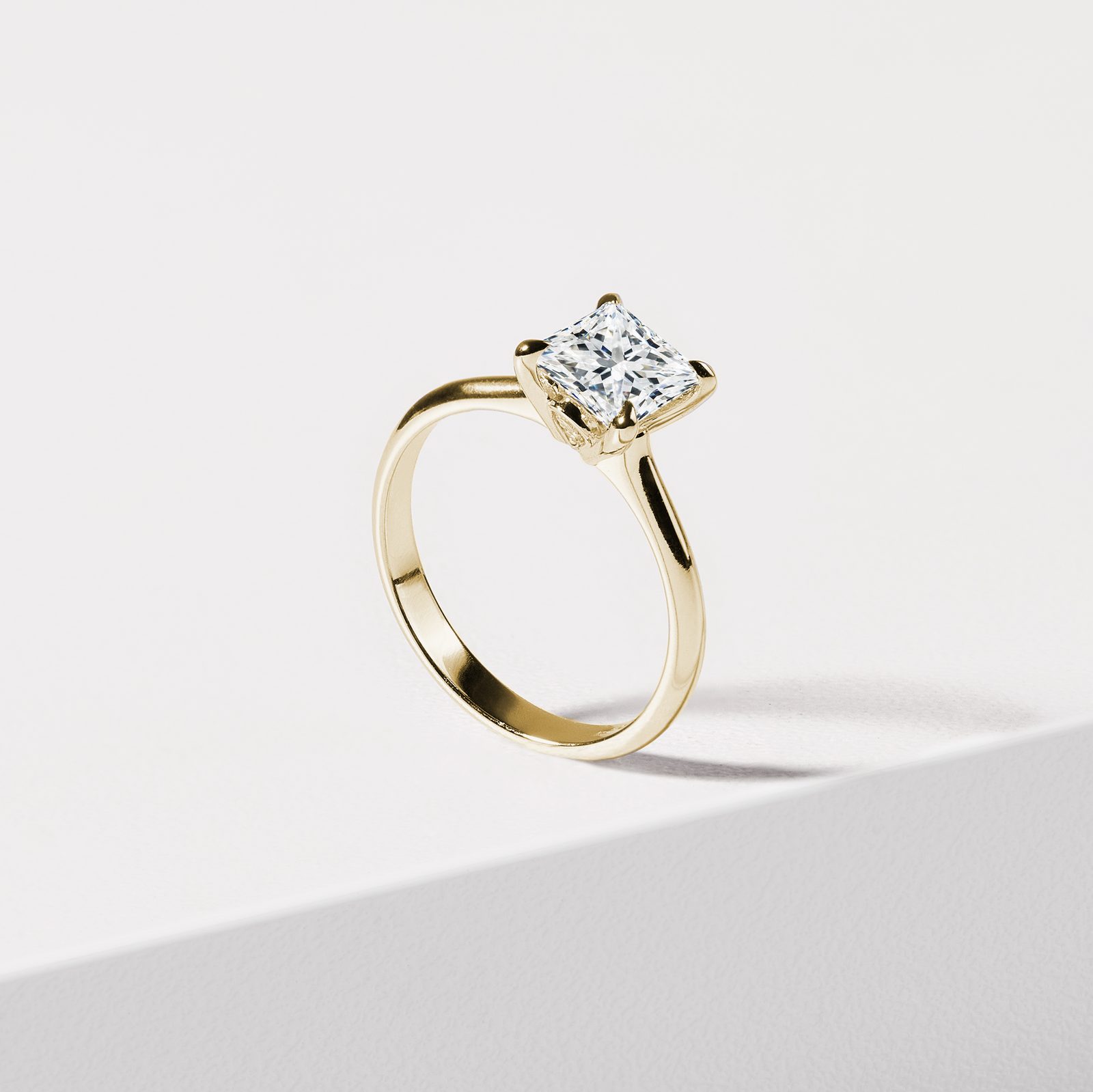 Bague en or et diamant de synthese princesse KLENOTA