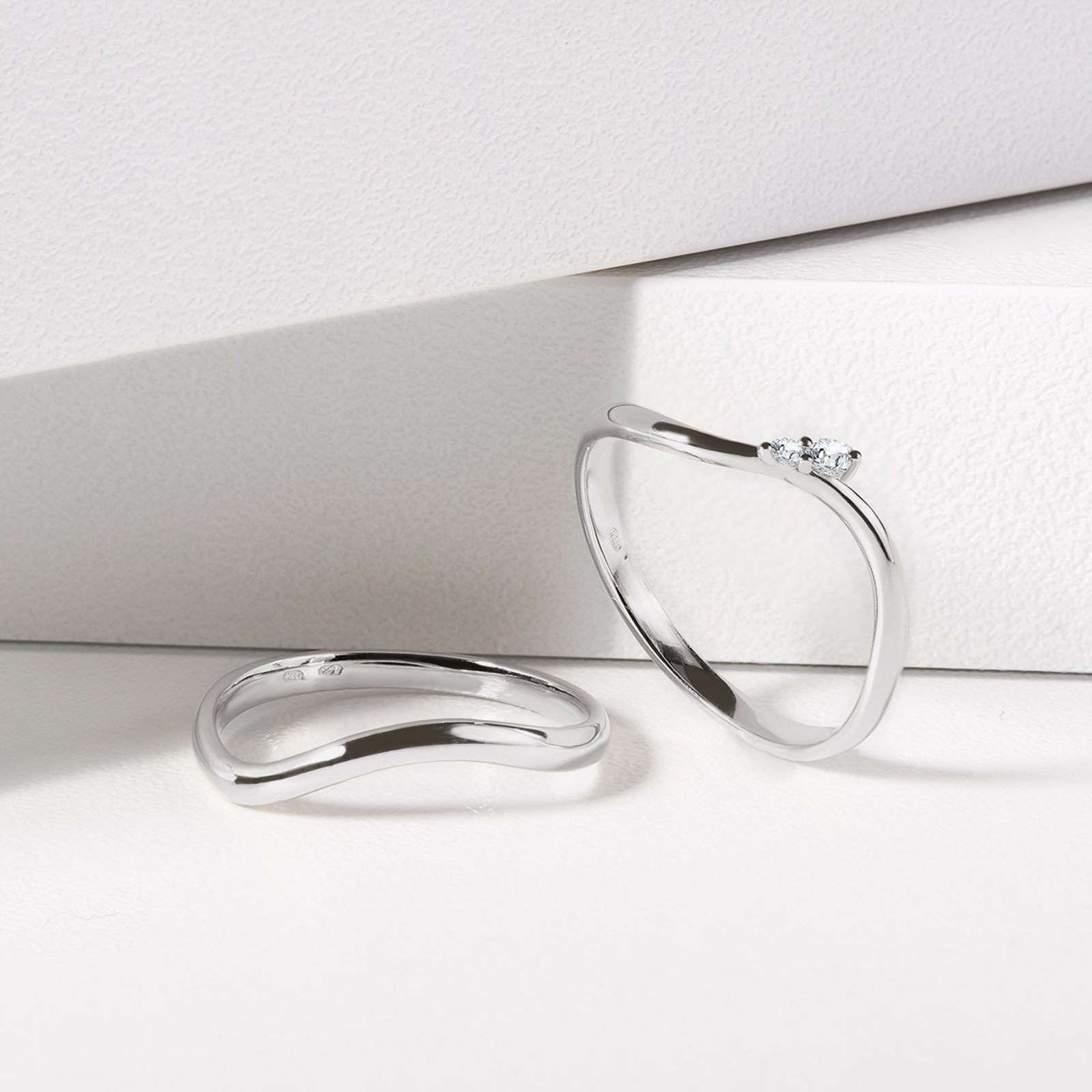 Diamond Wave Ring in White Gold | KLENOTA
