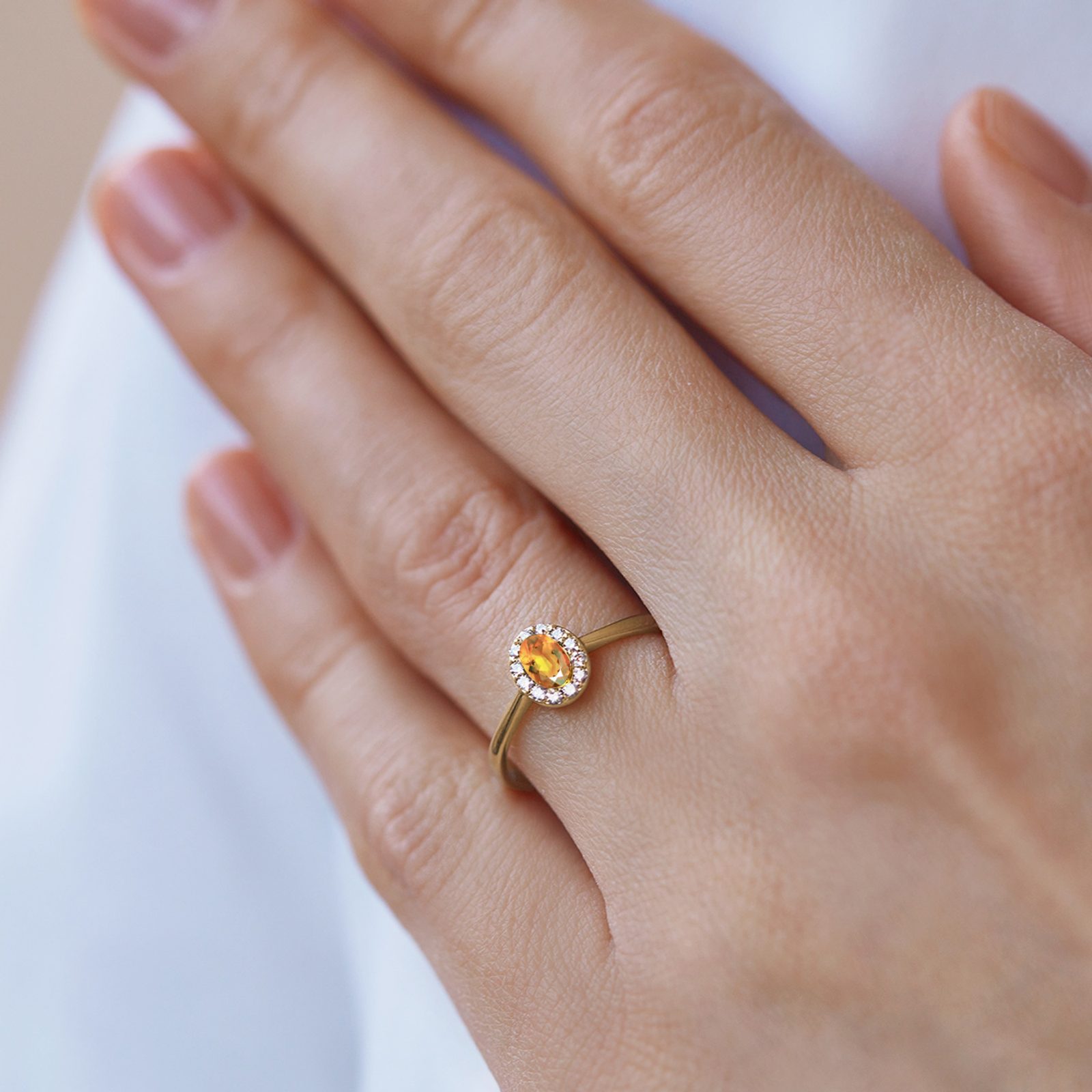 Bague en or jaune sertie d une citrine et de diamants KLENOTA