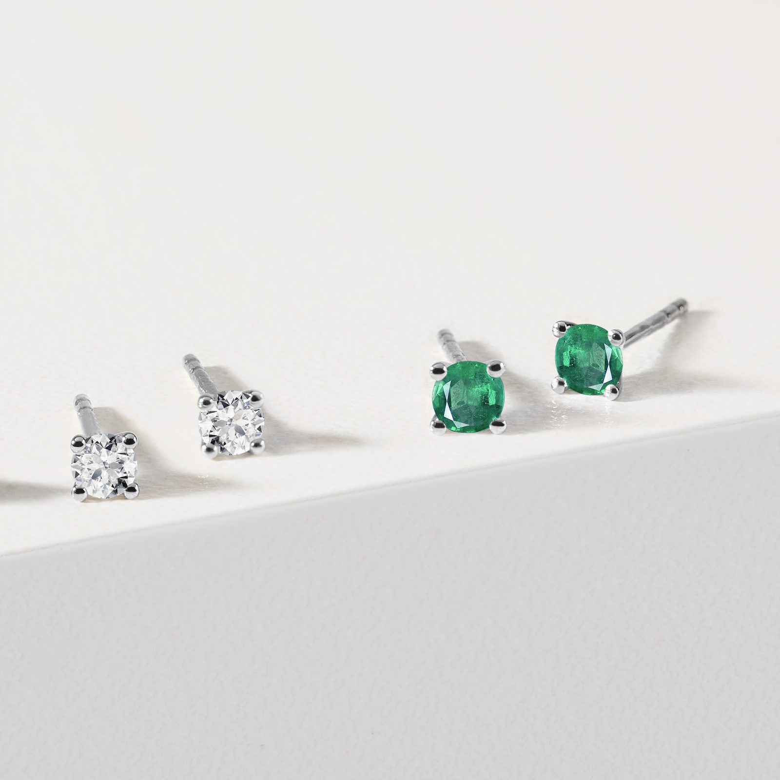 Emerald Earrings in White Gold KLENOTA