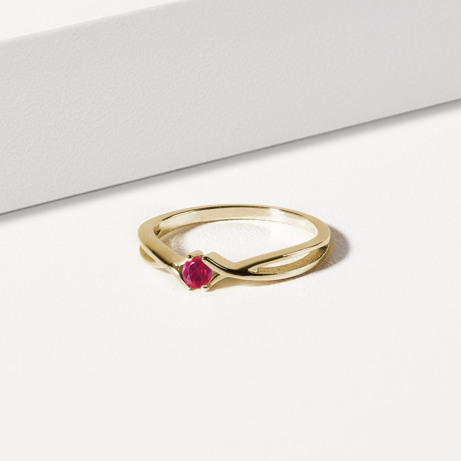 Bague Fiançailles Or Jaune 14K - Rubis Naturel (5.60 Ct) Et 20 Diamants (VS1, H), Taille 7