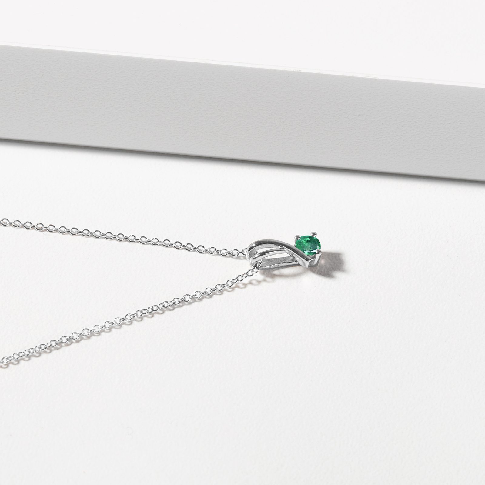 Emerald Ribbon Necklace in White Gold | KLENOTA