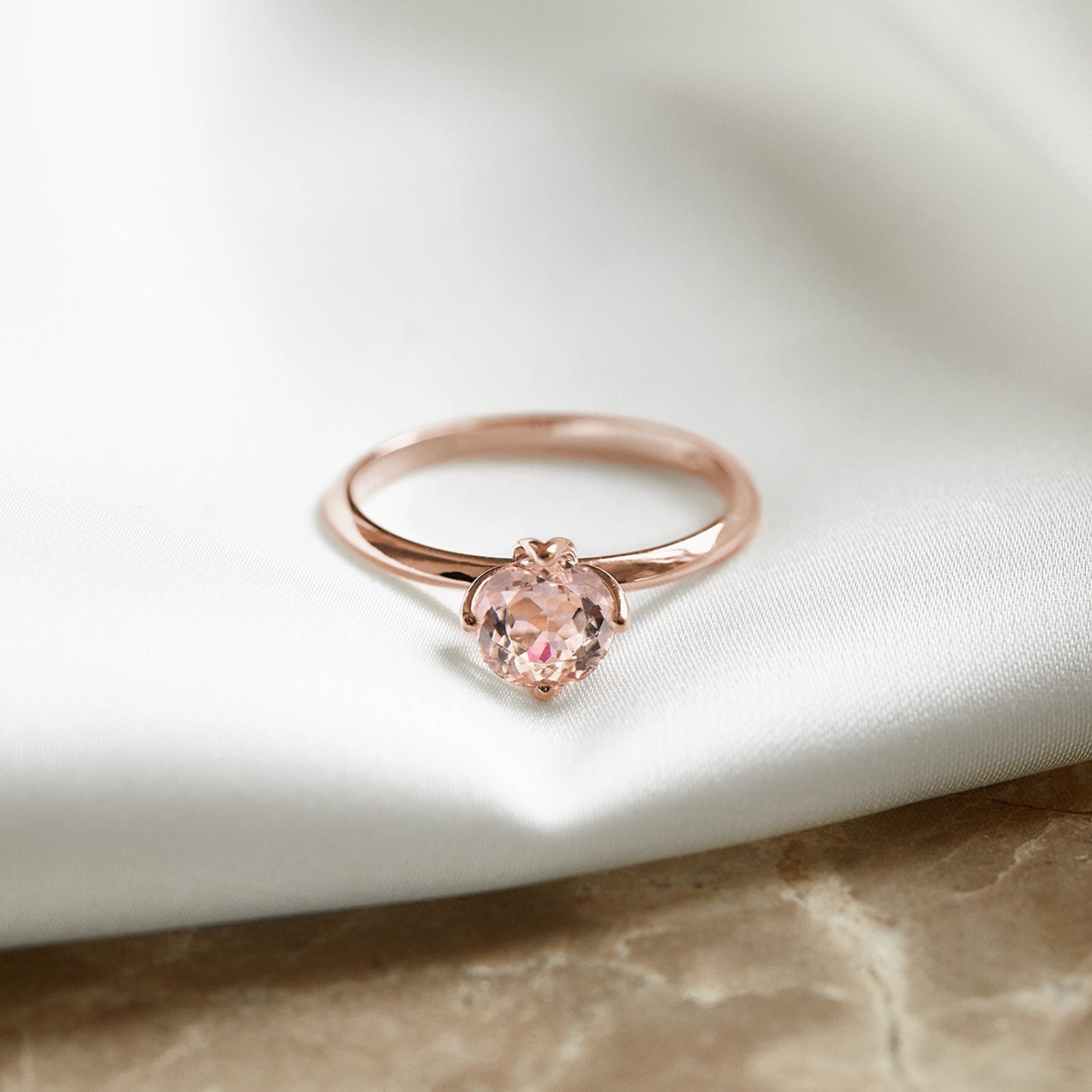 Bague de fiançailles en or rose avec morganite KLENOTA