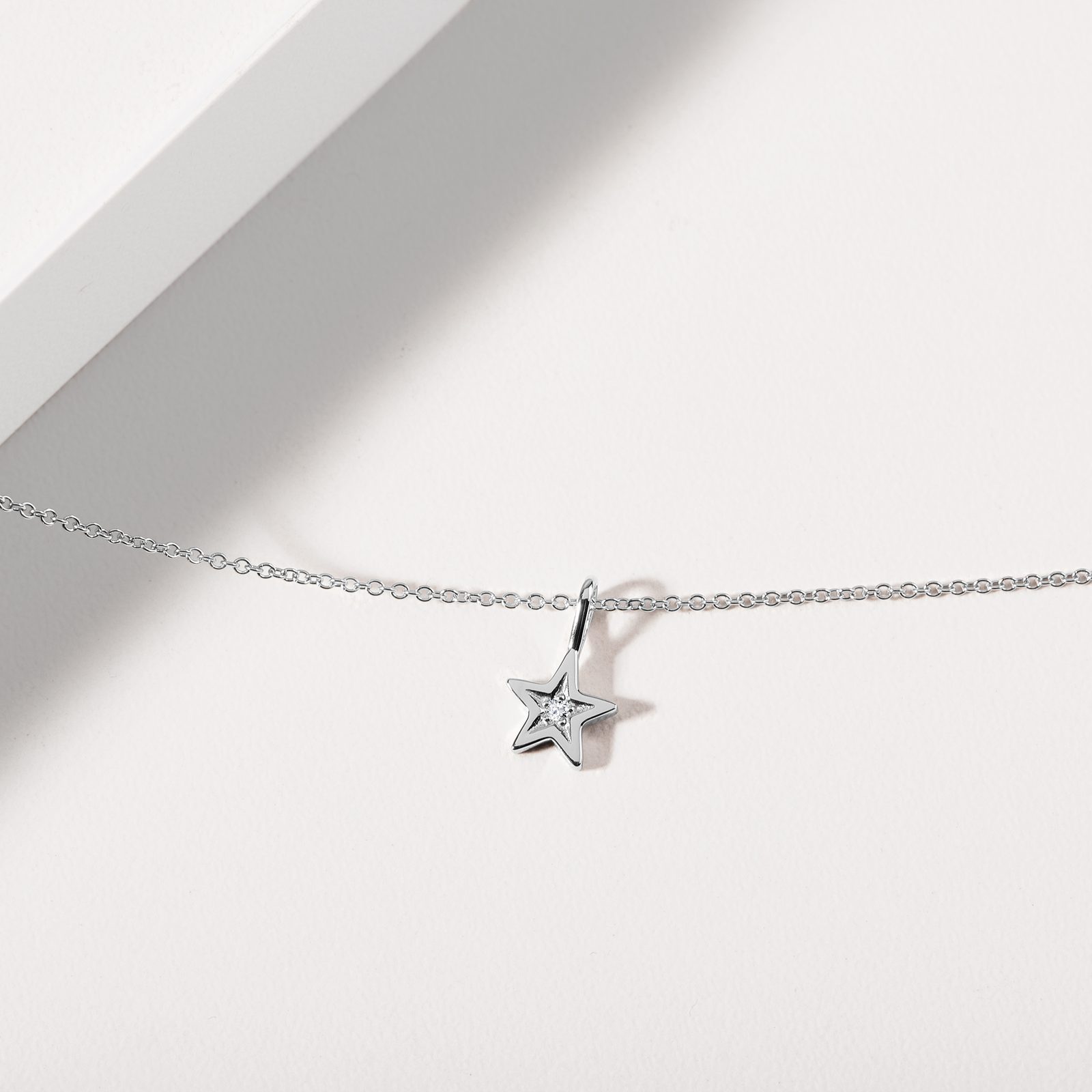 Pendentif étoile en or blanc et diamant KLENOTA — free download