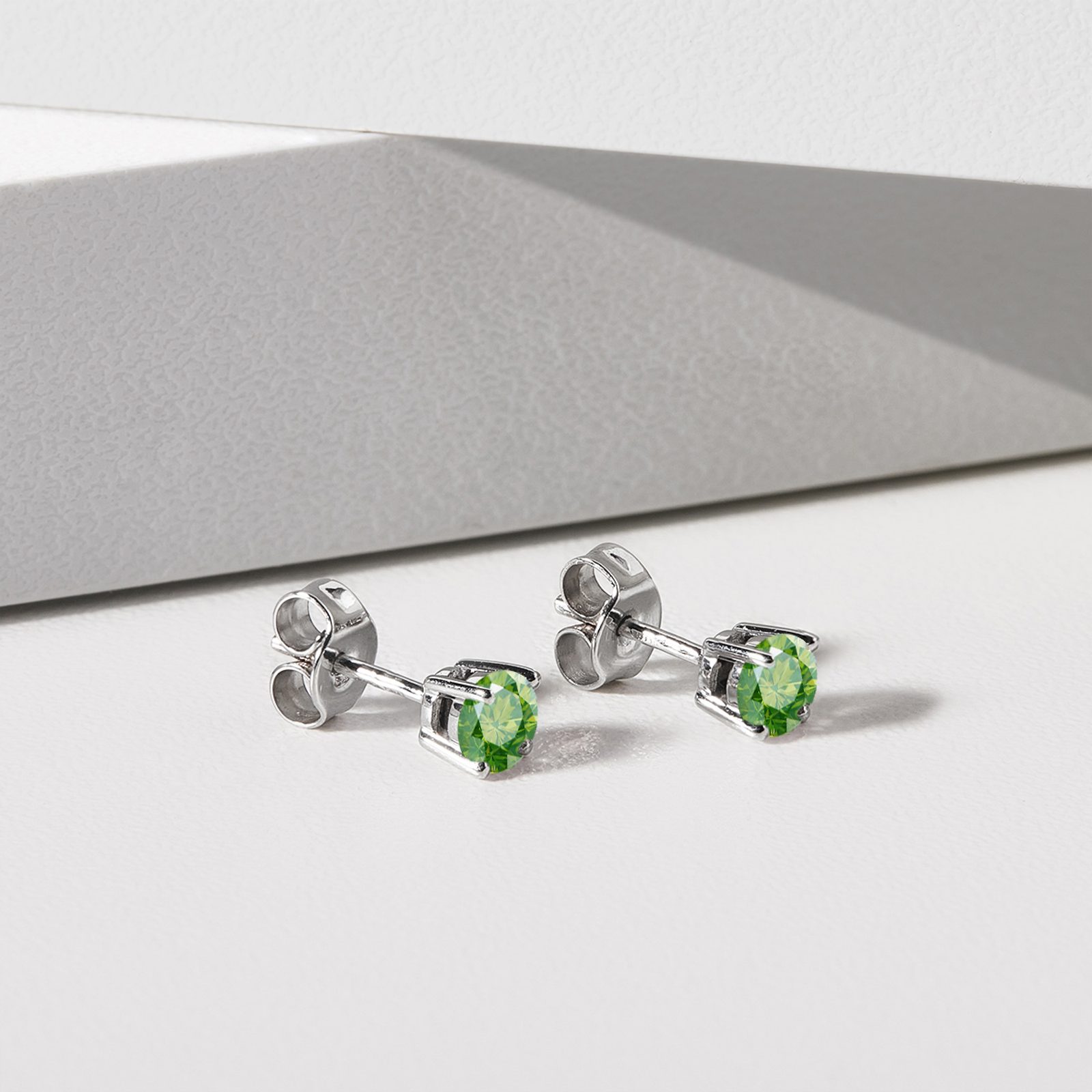 Green Diamond Earrings in White Gold | KLENOTA Green Diamond Earrings in White Gold | KLENOTA