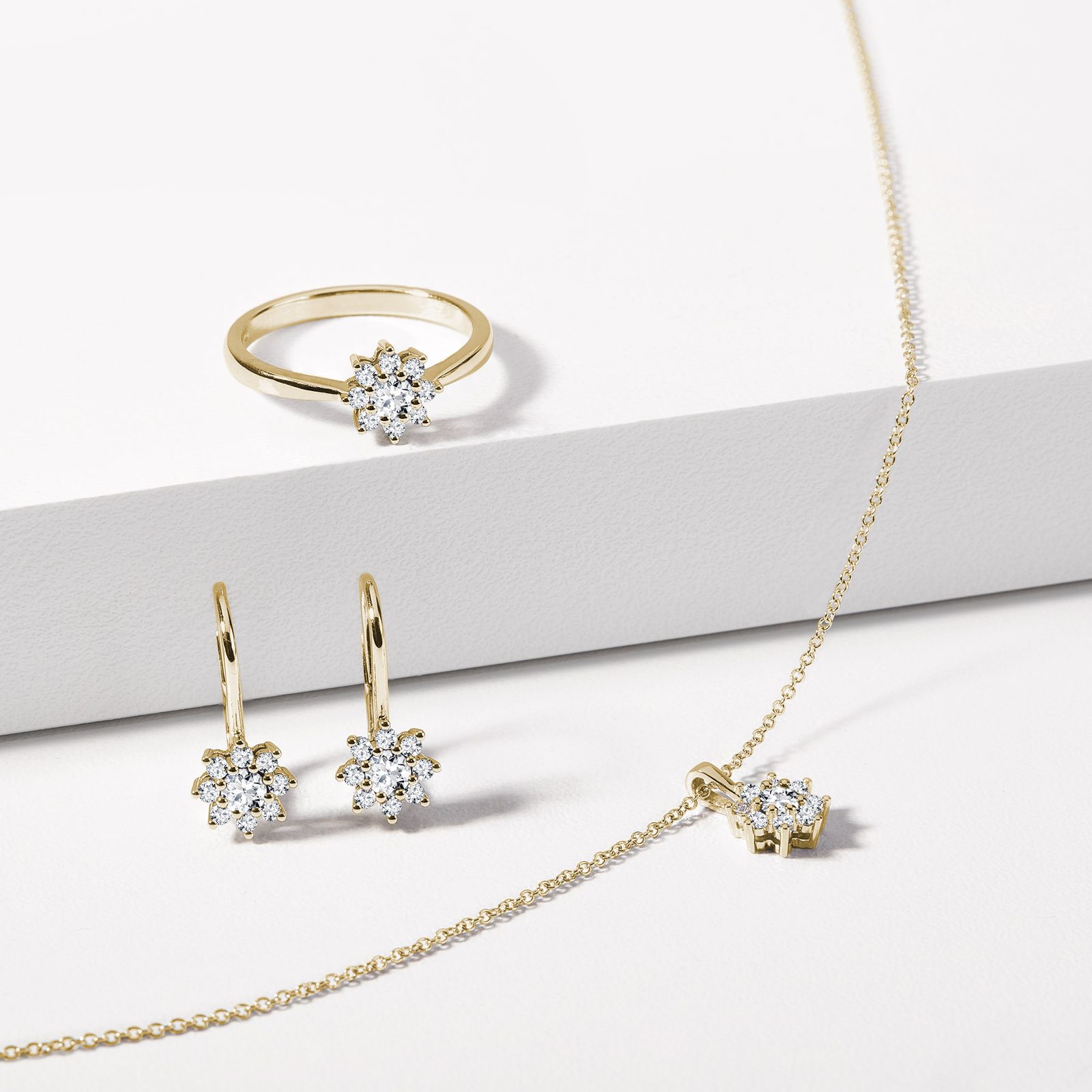Diamond Earring and Necklace Set in Yellow Gold | KLENOTA