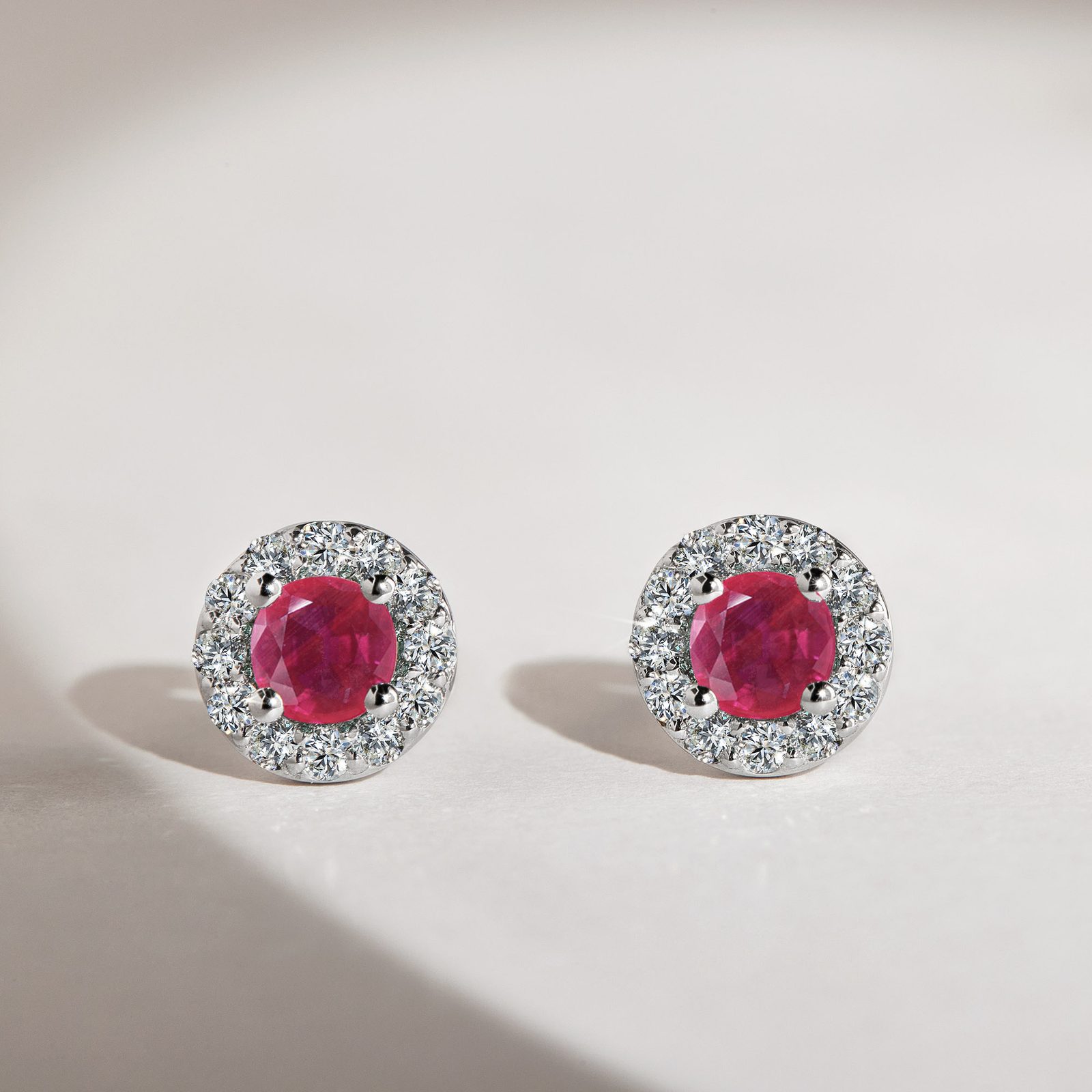 Boucles D'oreilles Pendantes Or Blanc 18K - Rubis Et Diamants - Dormeuses - Neuf Avec écrin